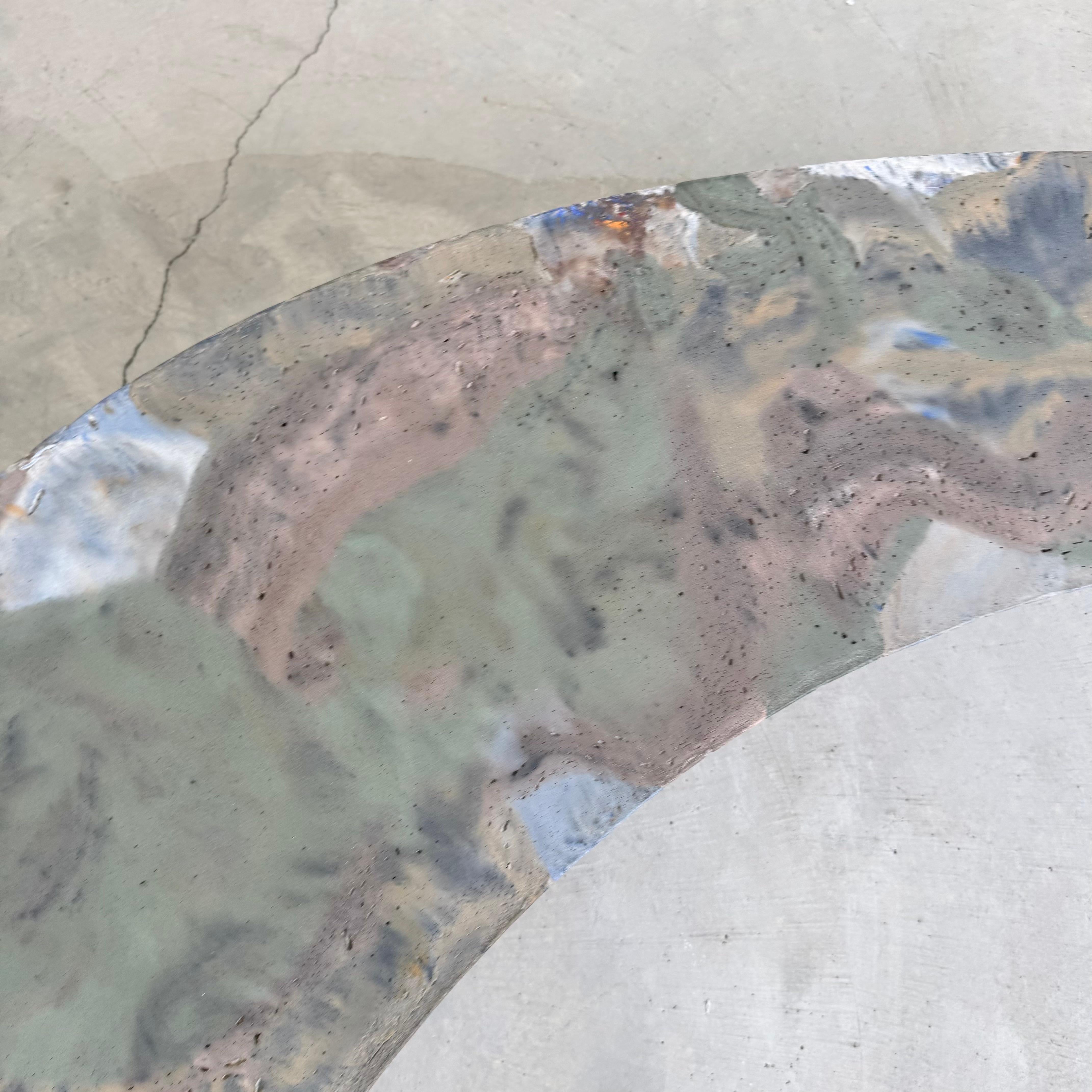 Table basse Boomerang en béton teinté à la main, fabriquée par un artiste, 2025 en vente 4