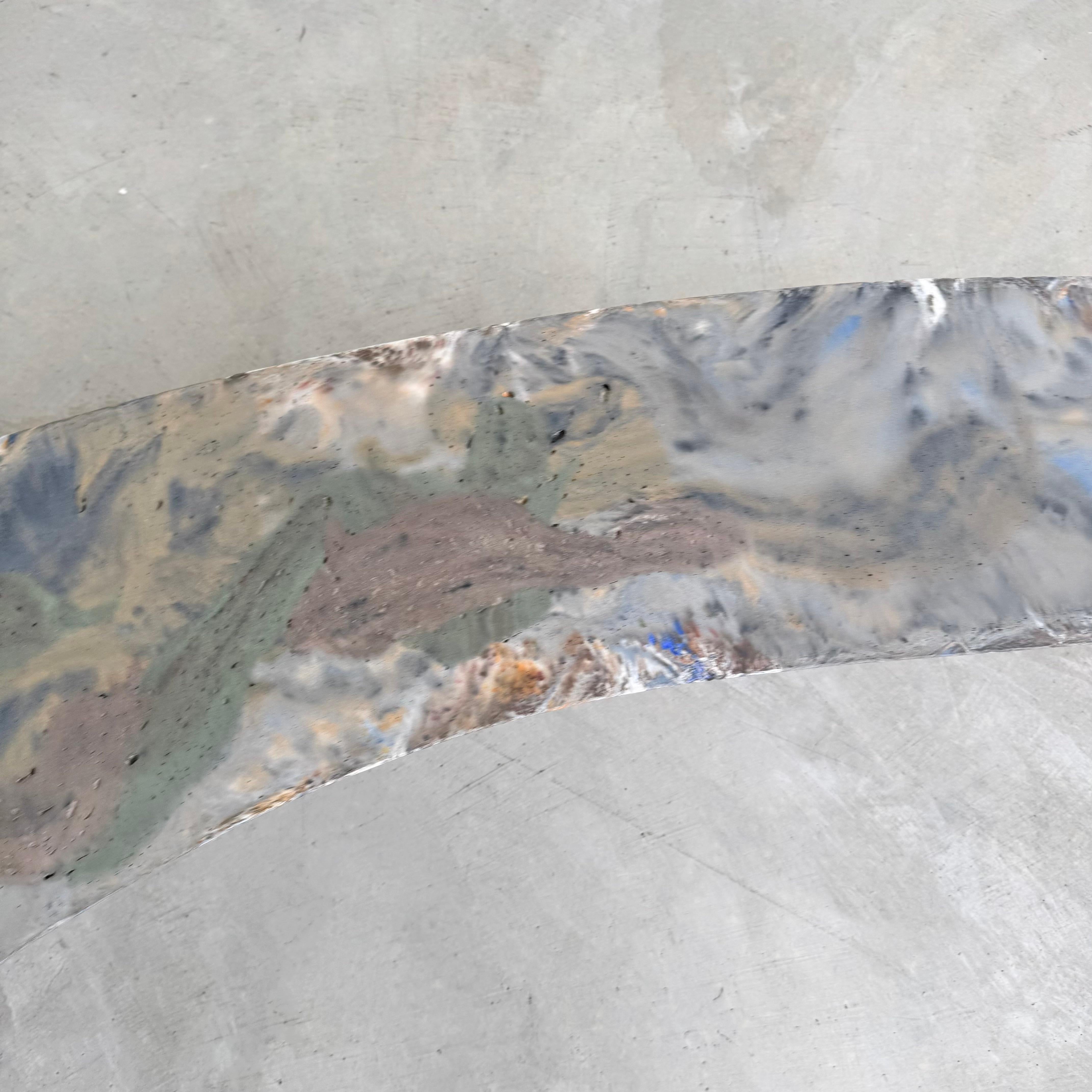 Table basse Boomerang en béton teinté à la main, fabriquée par un artiste, 2025 en vente 5