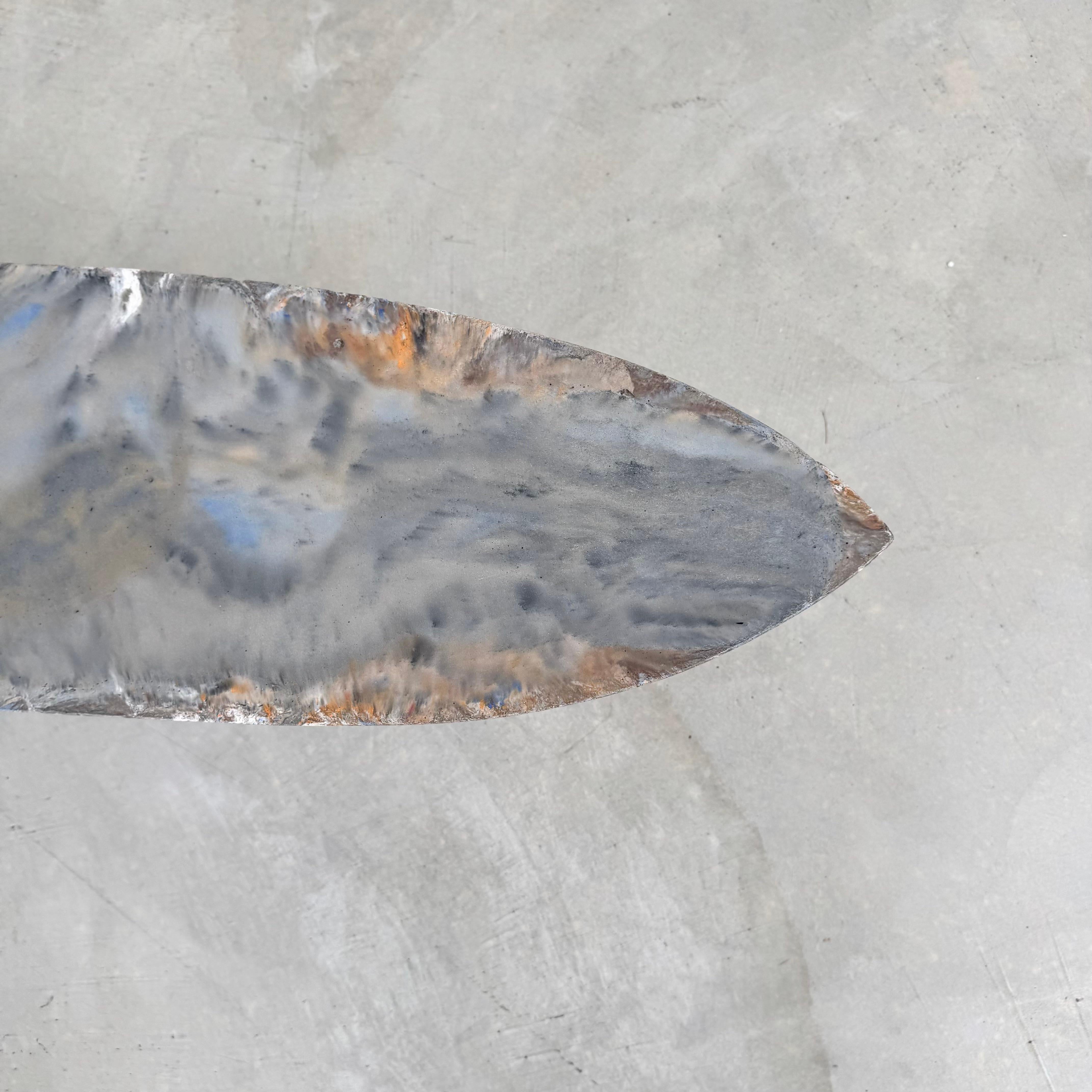Table basse Boomerang en béton teinté à la main, fabriquée par un artiste, 2025 en vente 6