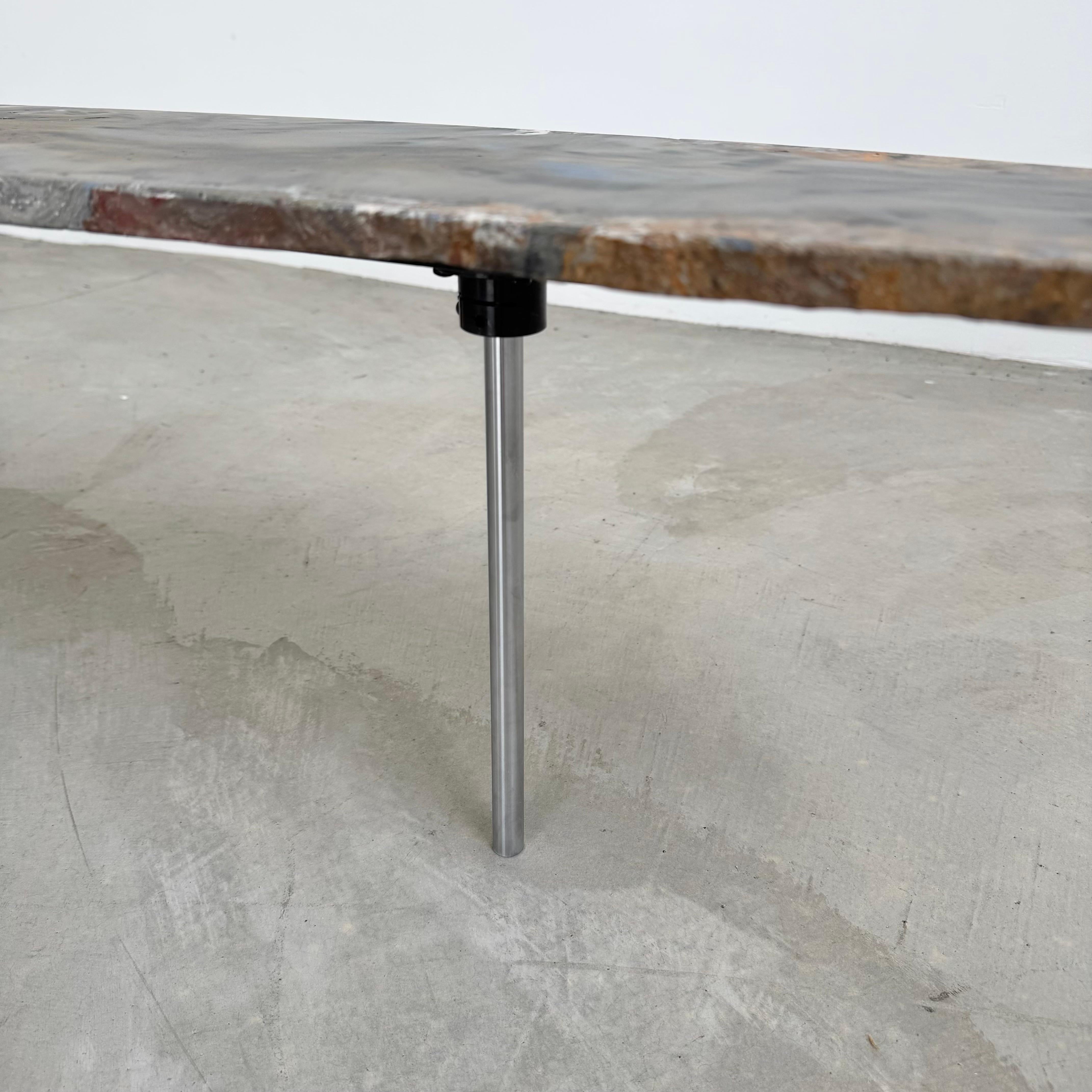 Table basse Boomerang en béton teinté à la main, fabriquée par un artiste, 2025 en vente 7