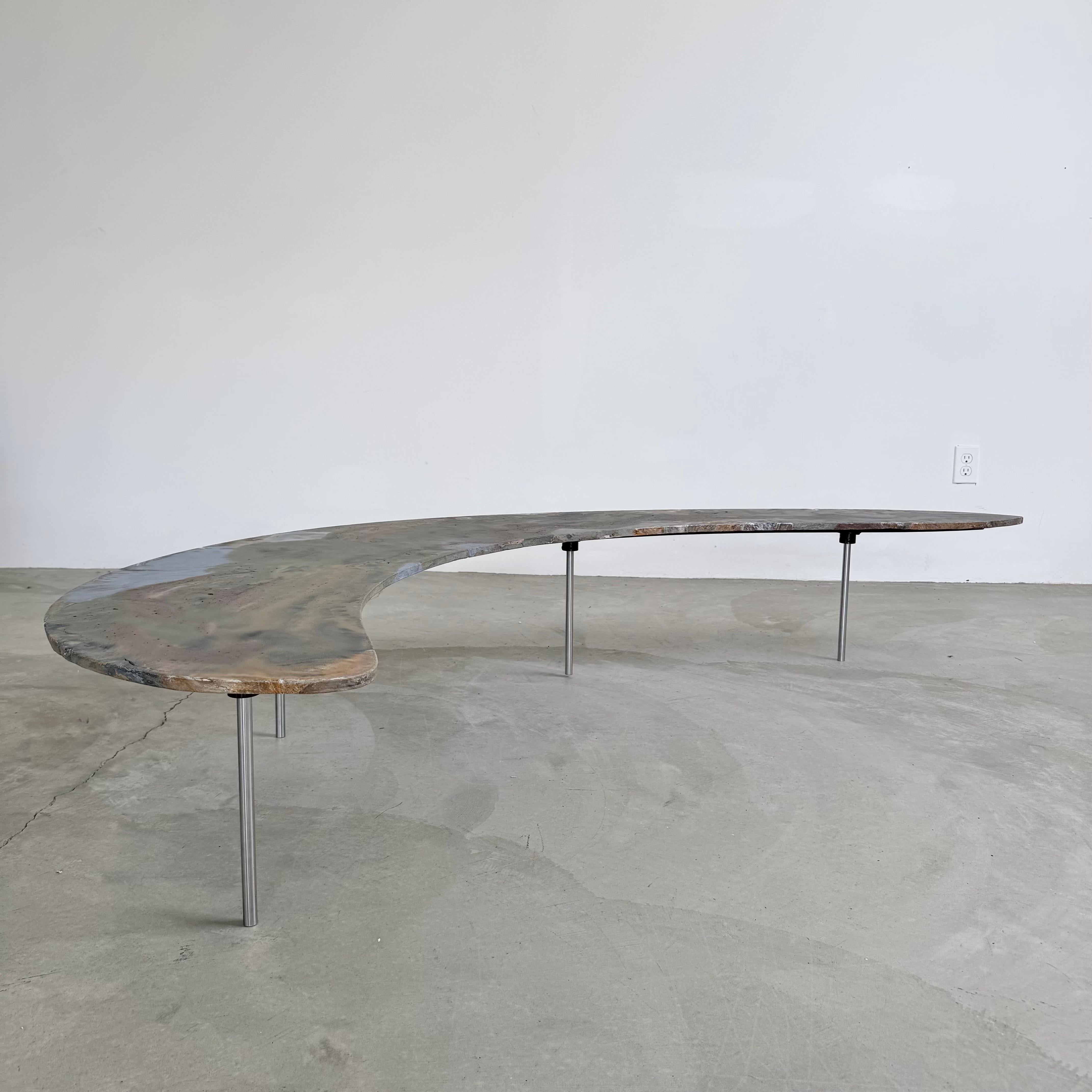 Table basse Boomerang en béton teinté à la main, fabriquée par un artiste, 2025 en vente 8