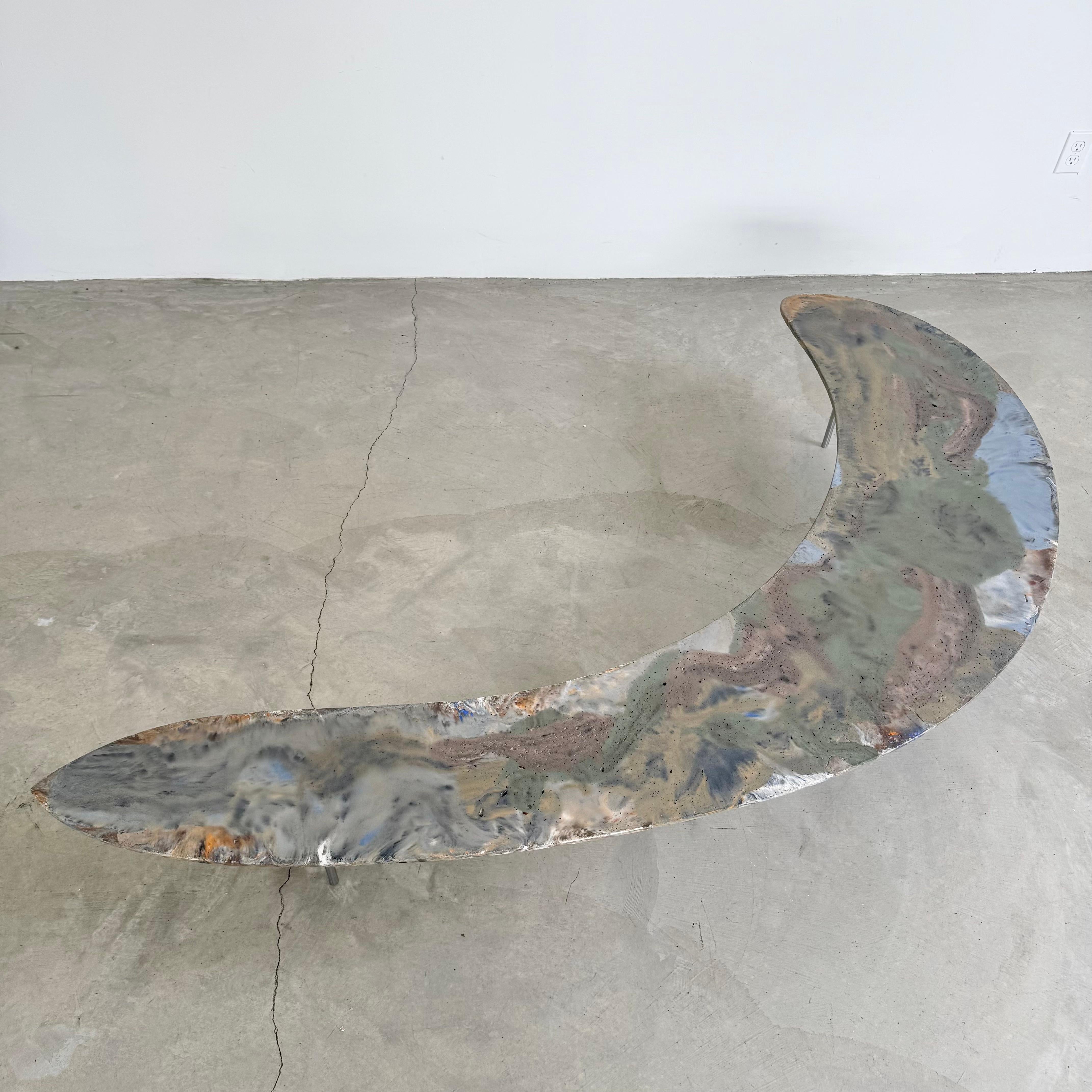 Superbe table en béton réalisée par l'artiste de Los Angeles Kenneth Morehouse. Inspiré par les paysages cosmiques qui fusionnent les éléments géologiques avec l'hyper-artificiel. L'artiste mélange des composés de béton industriel avec des pigments