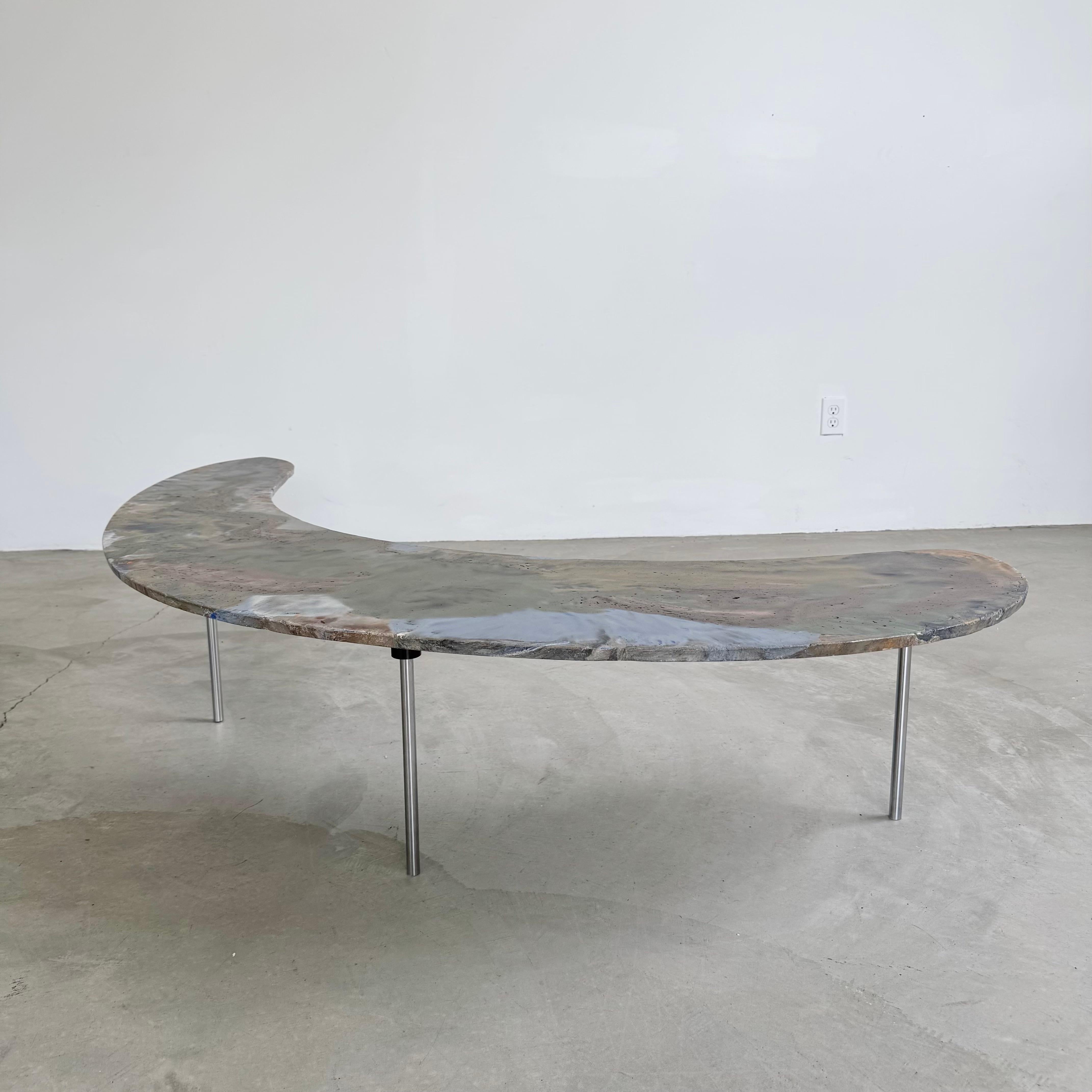 Américain Table basse Boomerang en béton teinté à la main, fabriquée par un artiste, 2025 en vente