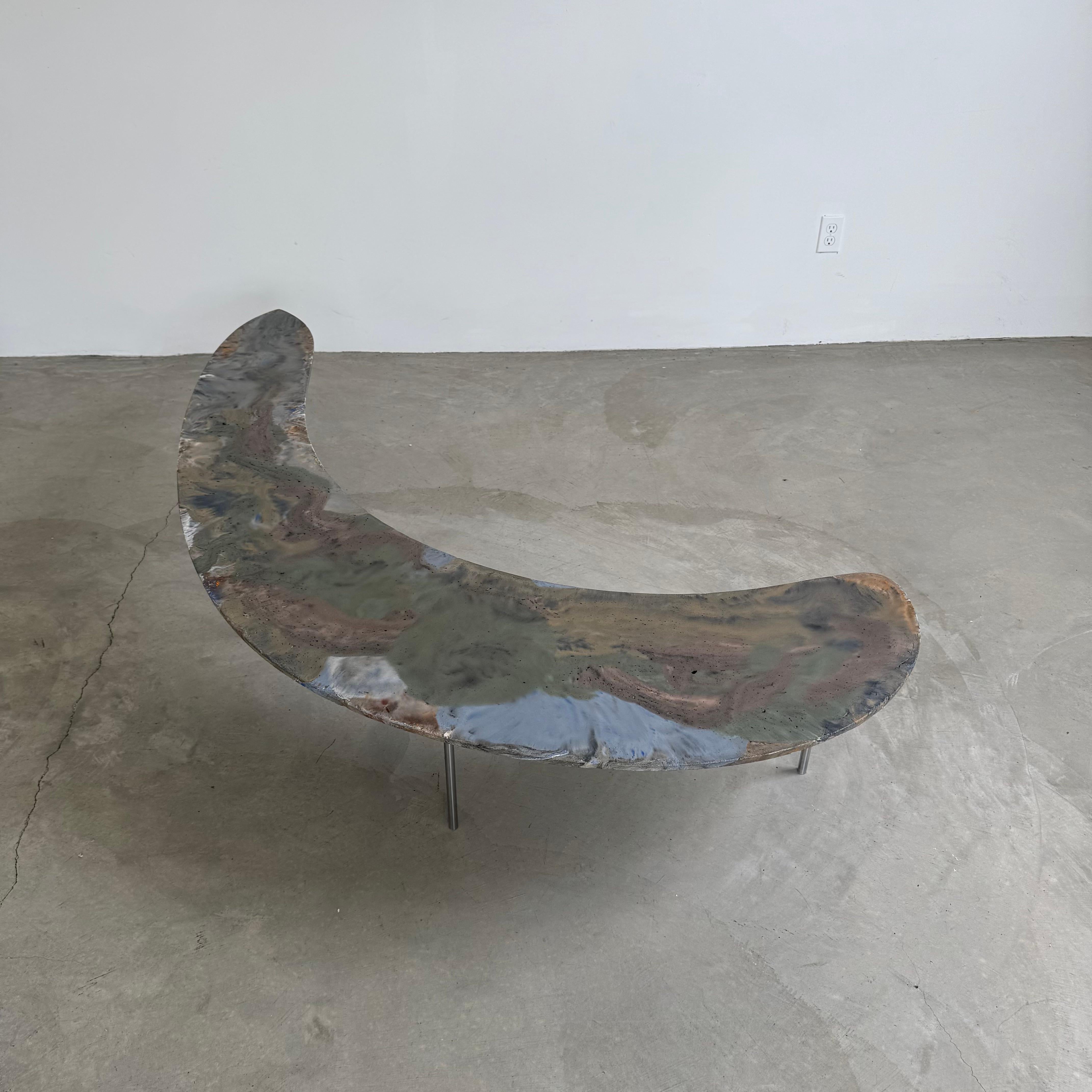 Fait main Table basse Boomerang en béton teinté à la main, fabriquée par un artiste, 2025 en vente
