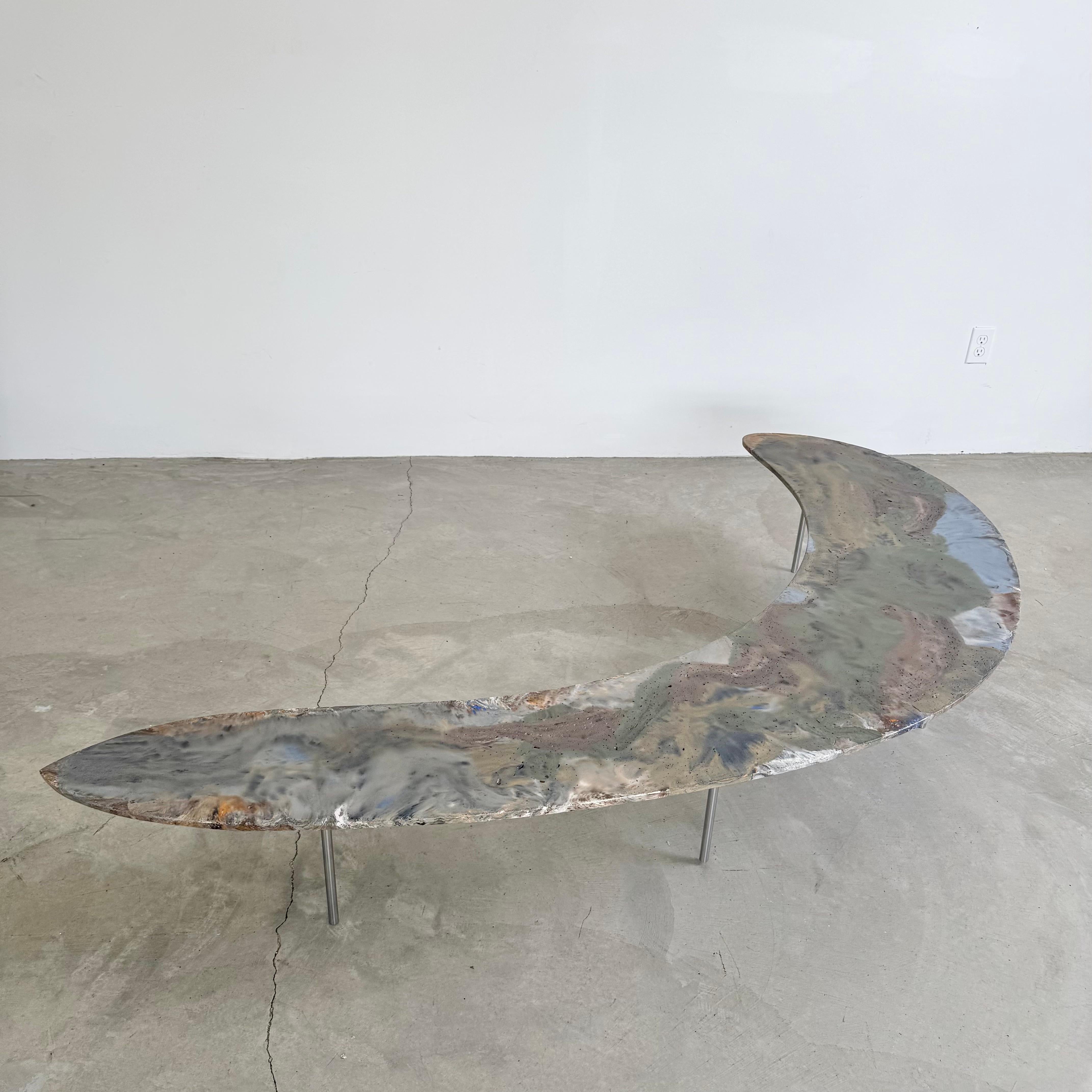 Table basse Boomerang en béton teinté à la main, fabriquée par un artiste, 2025 Neuf - En vente à Los Angeles, CA