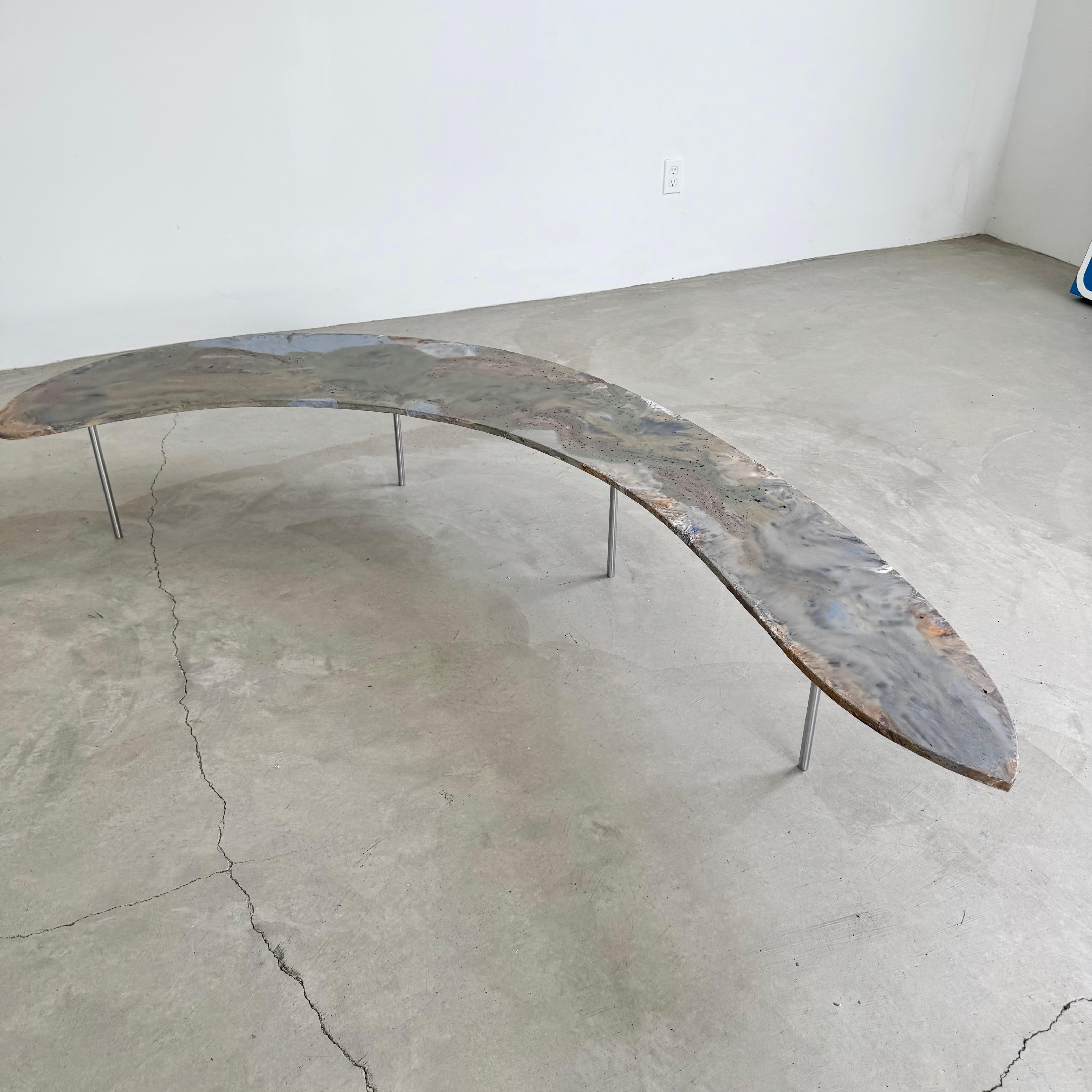 XXIe siècle et contemporain Table basse Boomerang en béton teinté à la main, fabriquée par un artiste, 2025 en vente