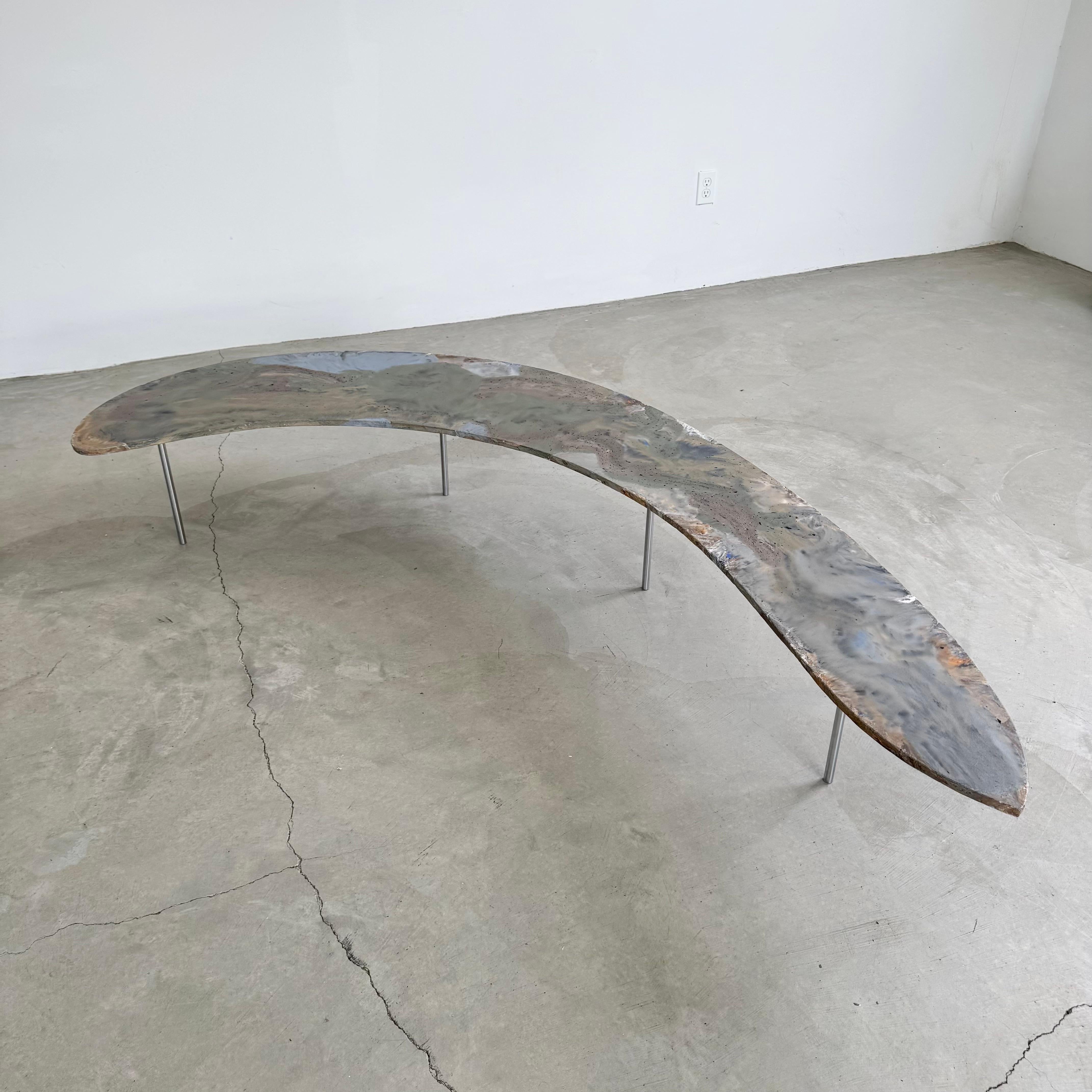 Acier Table basse Boomerang en béton teinté à la main, fabriquée par un artiste, 2025 en vente