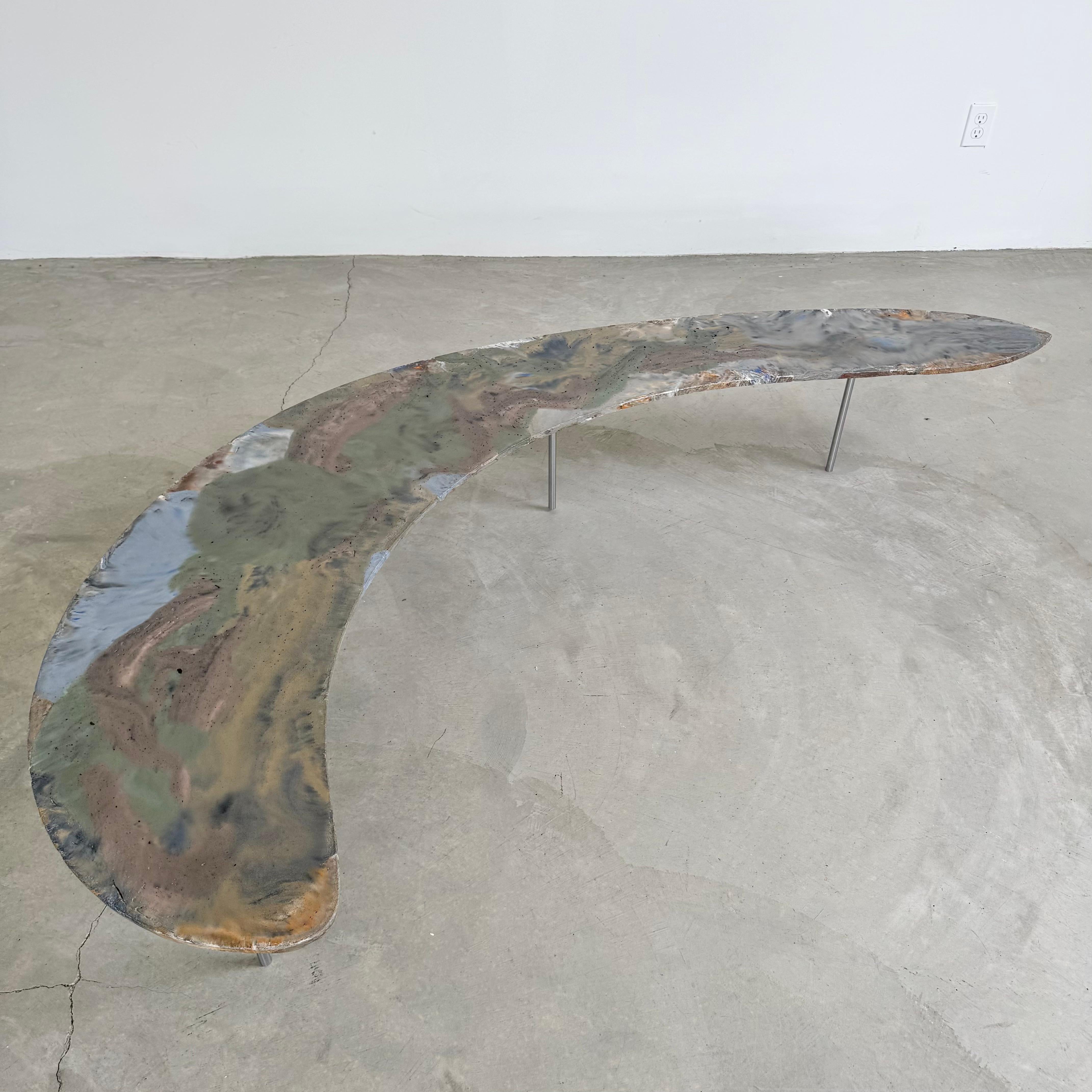 Table basse Boomerang en béton teinté à la main, fabriquée par un artiste, 2025 en vente 1