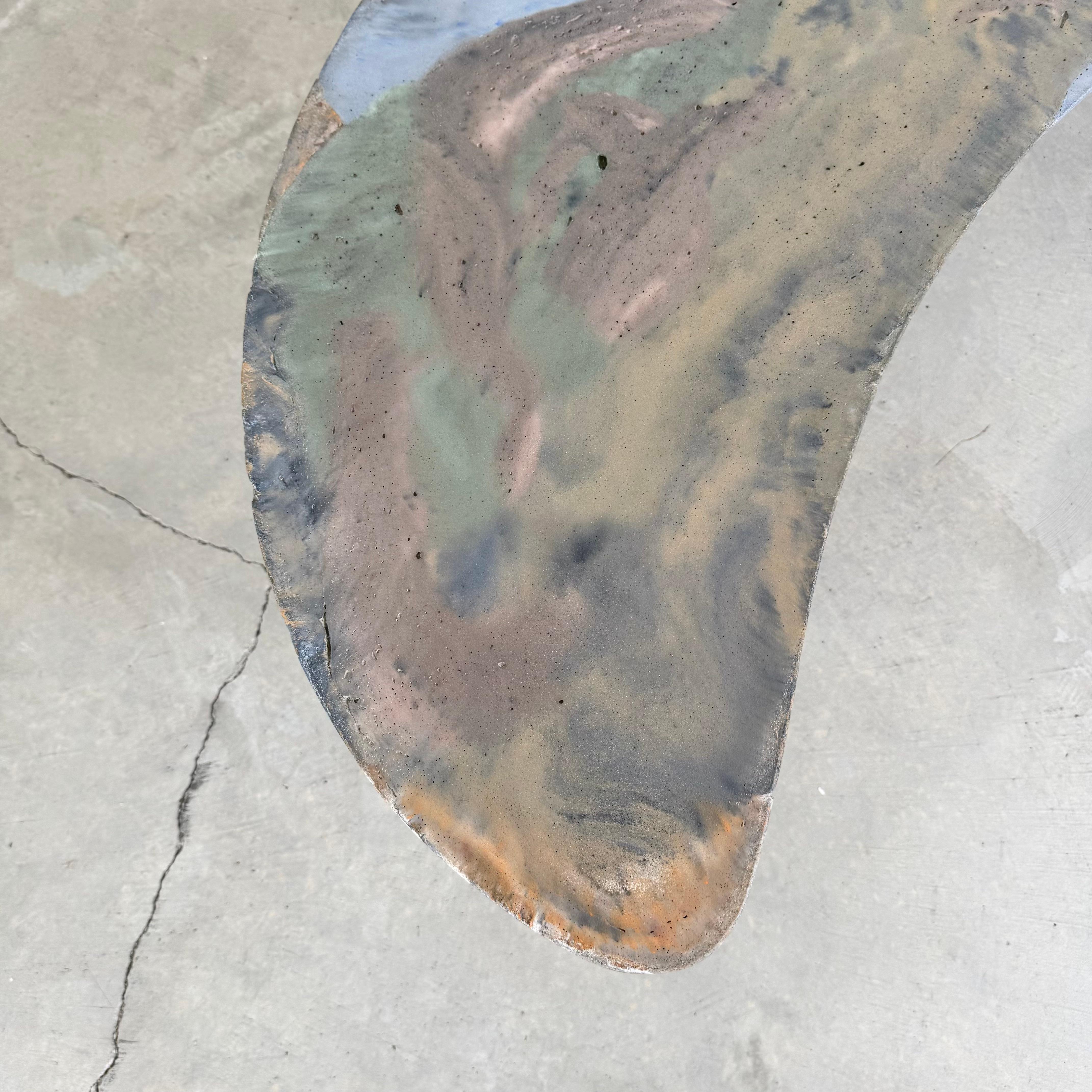 Table basse Boomerang en béton teinté à la main, fabriquée par un artiste, 2025 en vente 2