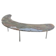 Table basse Boomerang en béton teinté à la main, fabriquée par un artiste, 2025