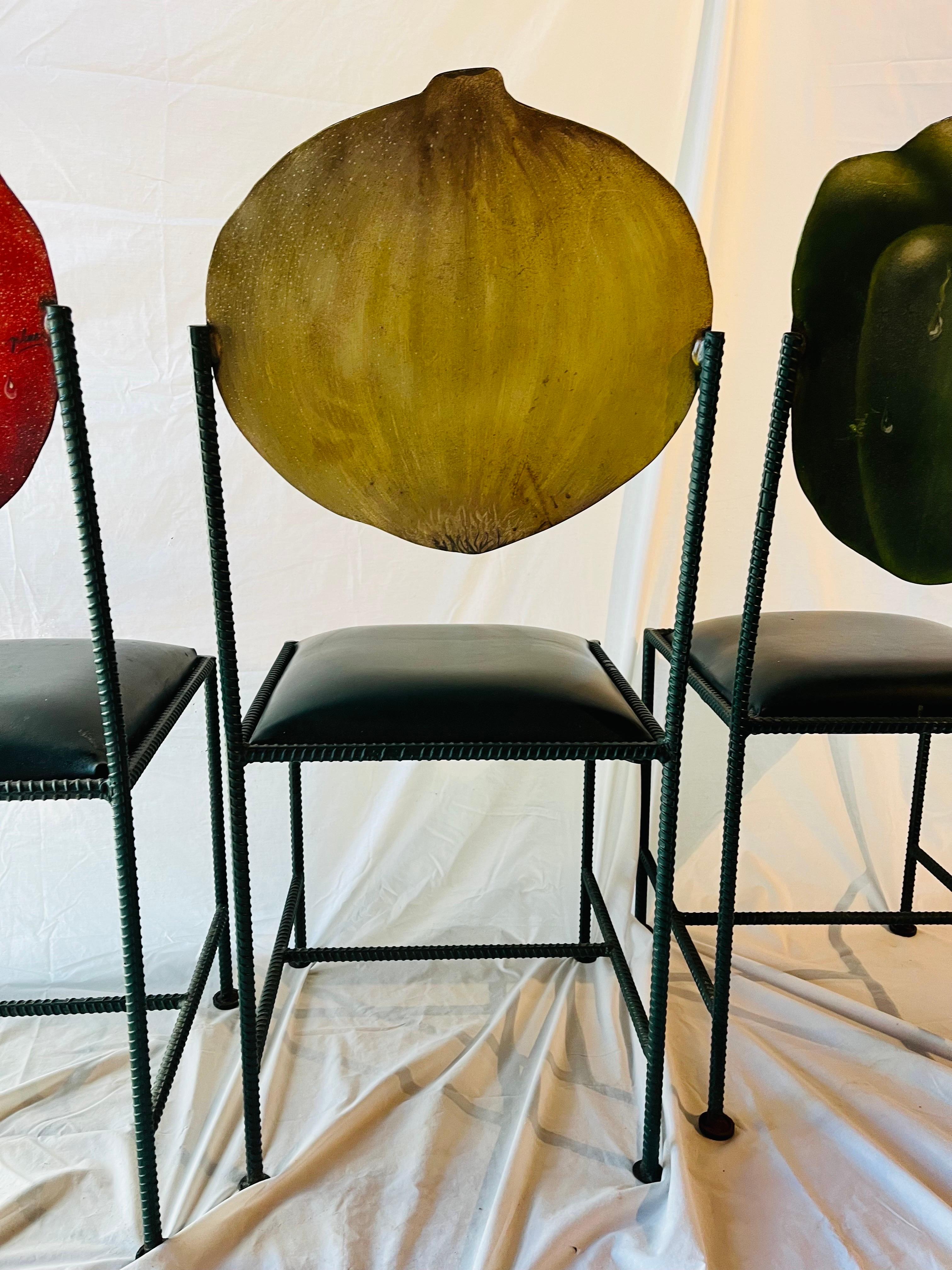 Ensemble unique de trois chaises de jardin potager peintes à la main et signées par l'artiste en vente 5