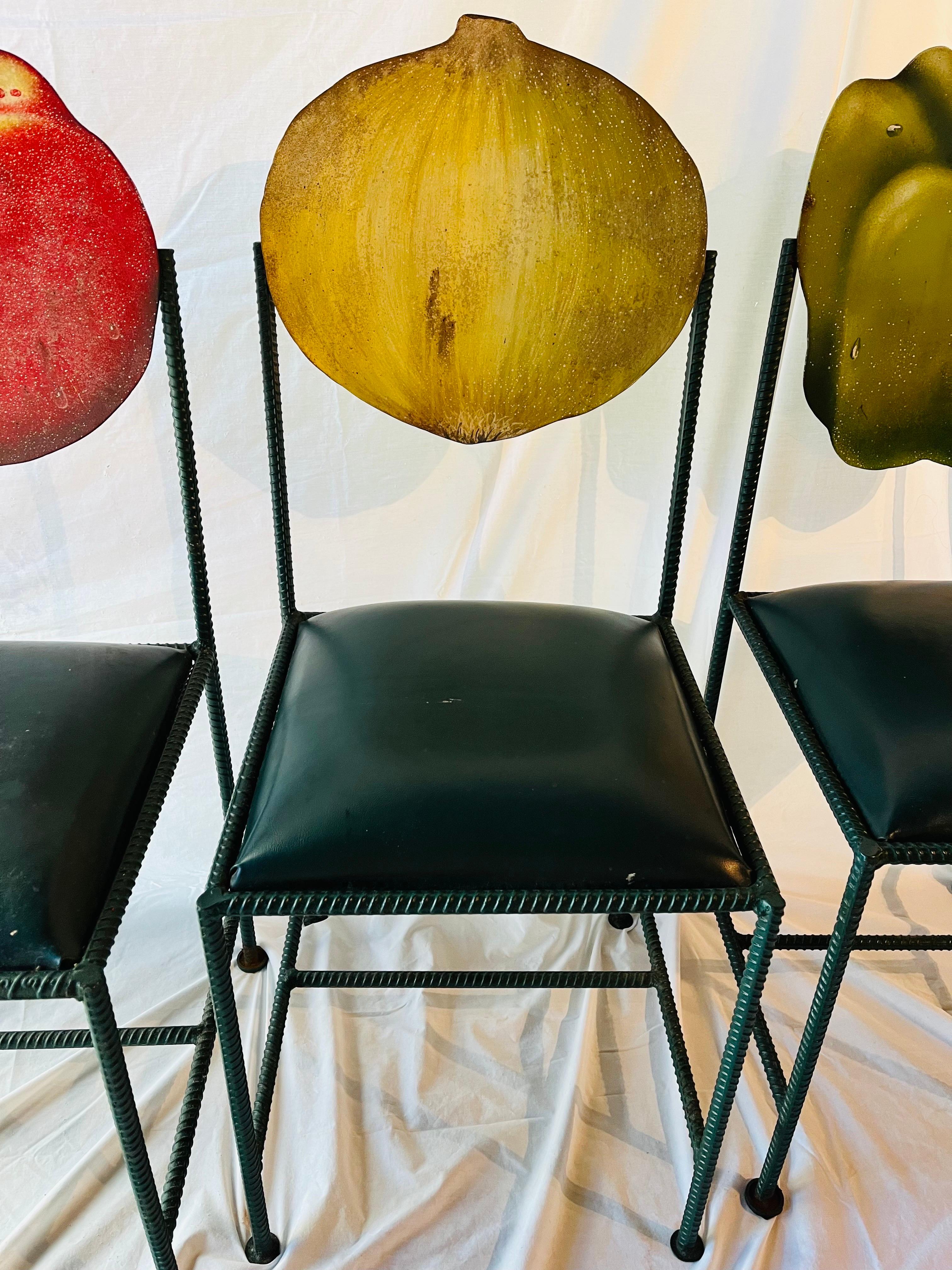 Ensemble unique de trois chaises de jardin potager peintes à la main et signées par l'artiste en vente 10