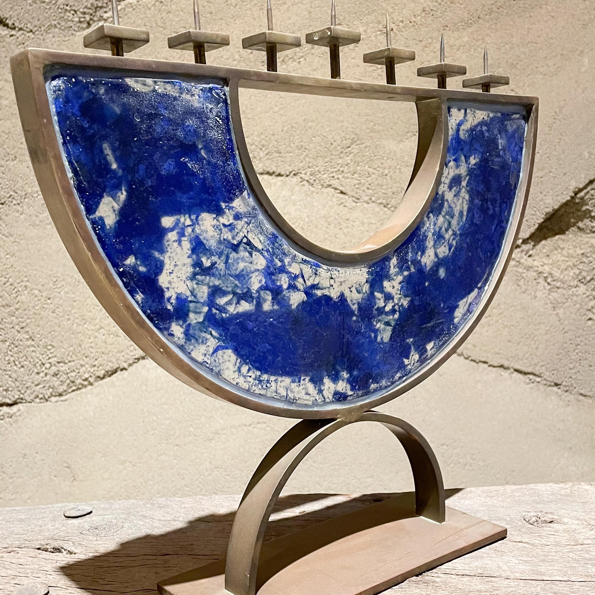 Menorah Siebenarmiges blaues Milchglas-Kunstglas Bronze signiert, 2000er Jahre im Angebot 3