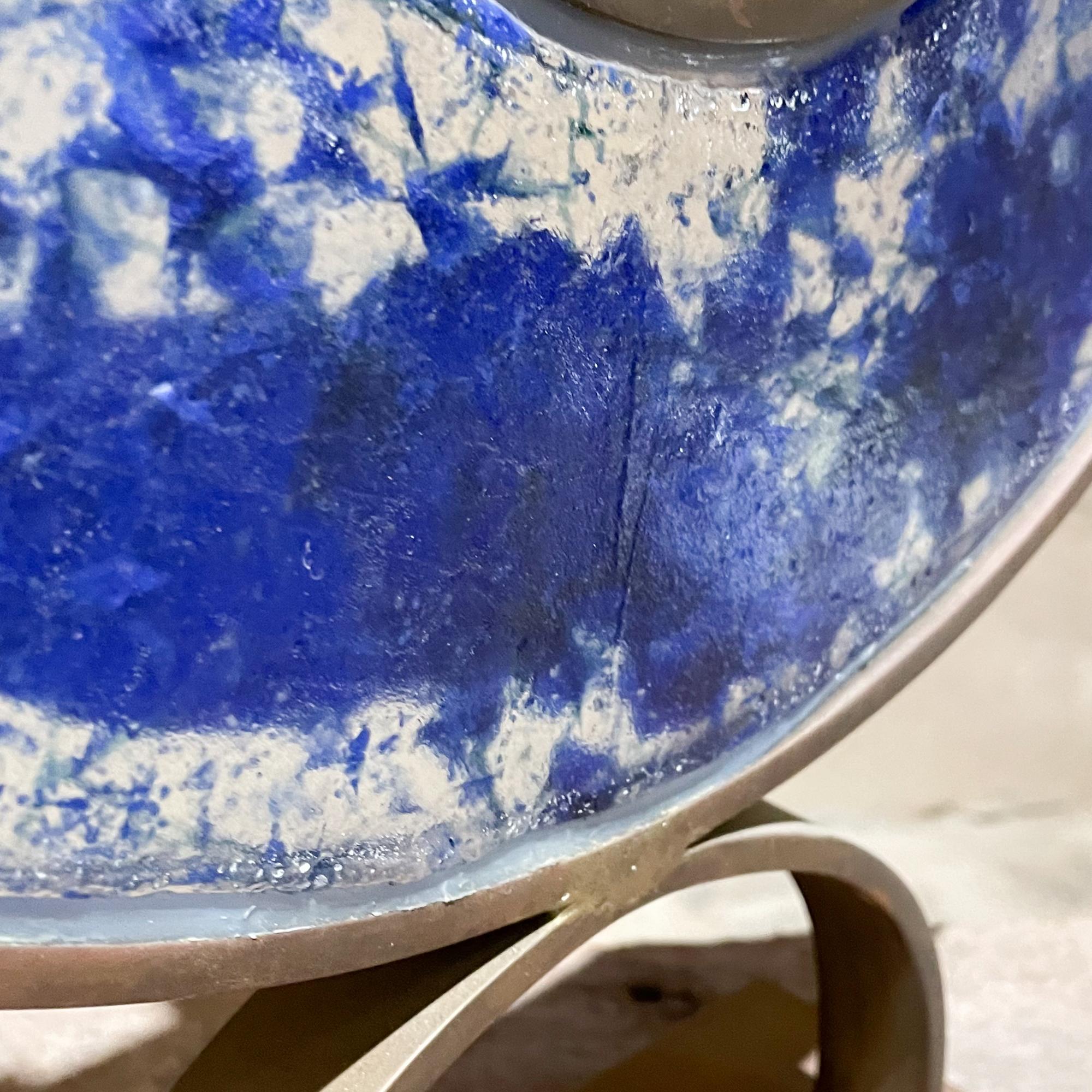 Menorah Siebenarmiges blaues Milchglas-Kunstglas Bronze signiert, 2000er Jahre im Angebot 4