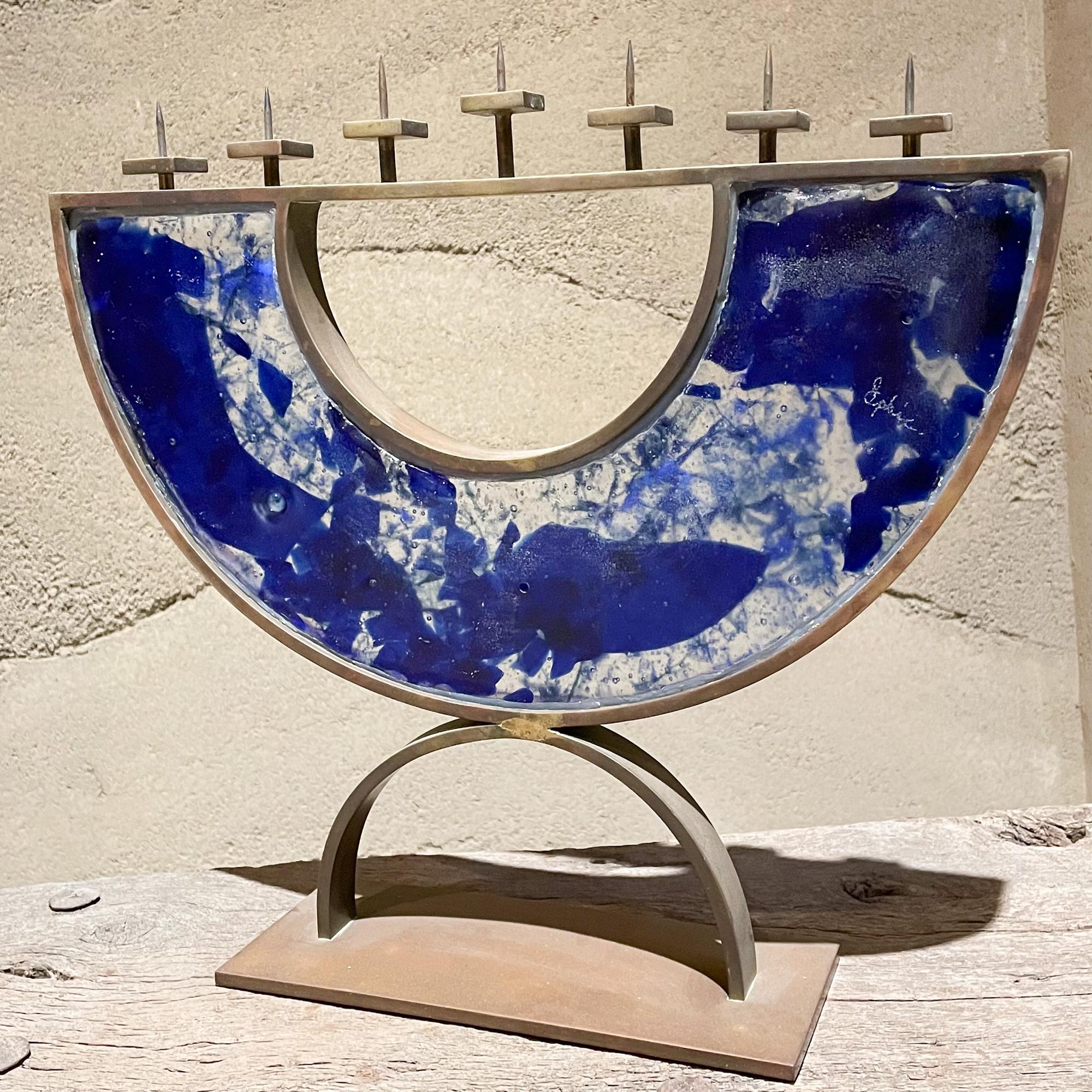 Menorah Siebenarmiges blaues Milchglas-Kunstglas Bronze signiert, 2000er Jahre im Angebot 6
