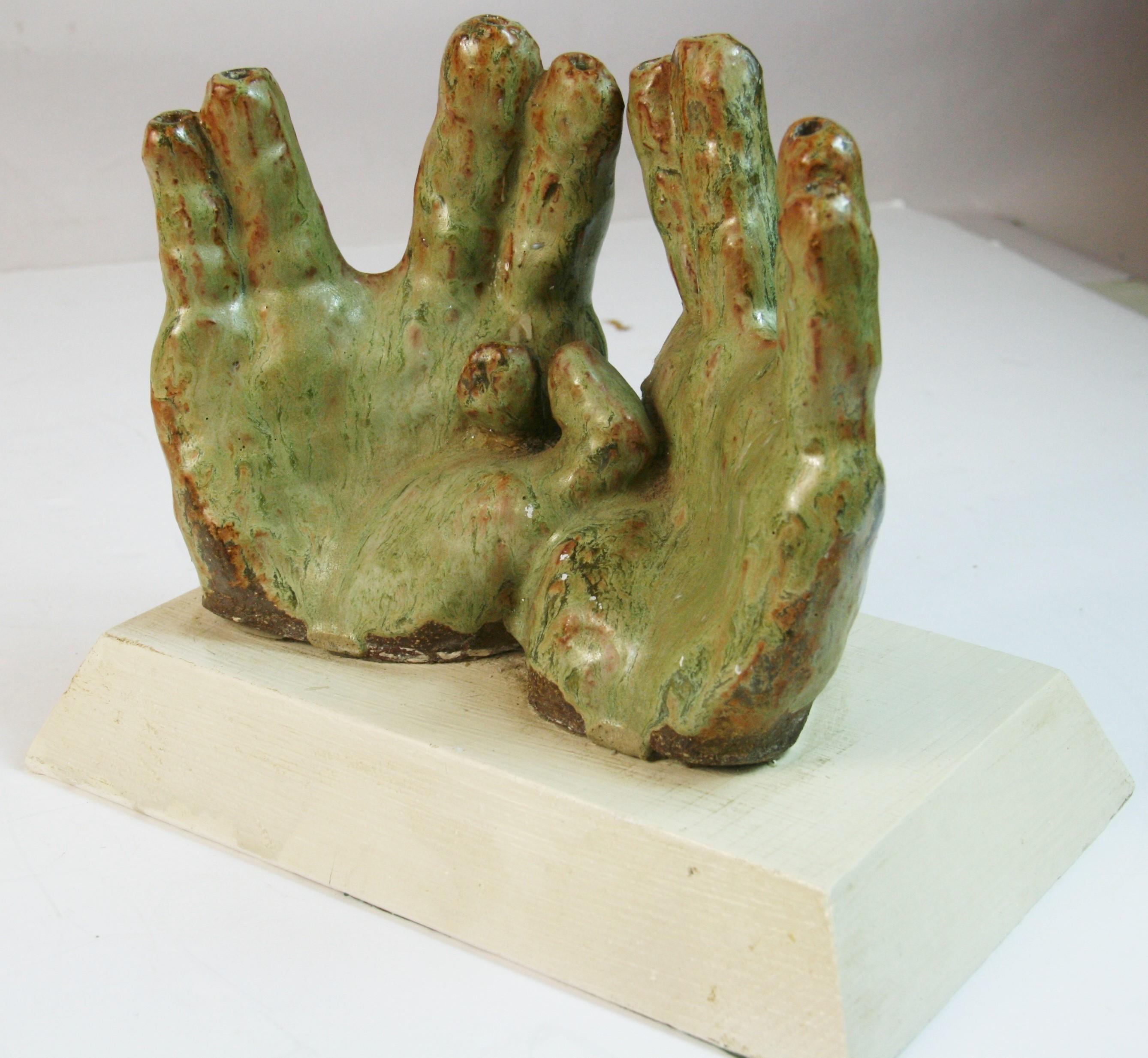 Hecho por un artistaPar de manos  Menorah /Escultura Cerámica esmaltada Contiene 9 velas Cerámico en venta