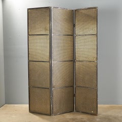 Biombo separador de ambientes de metal hecho por artistas, Maurice Beane