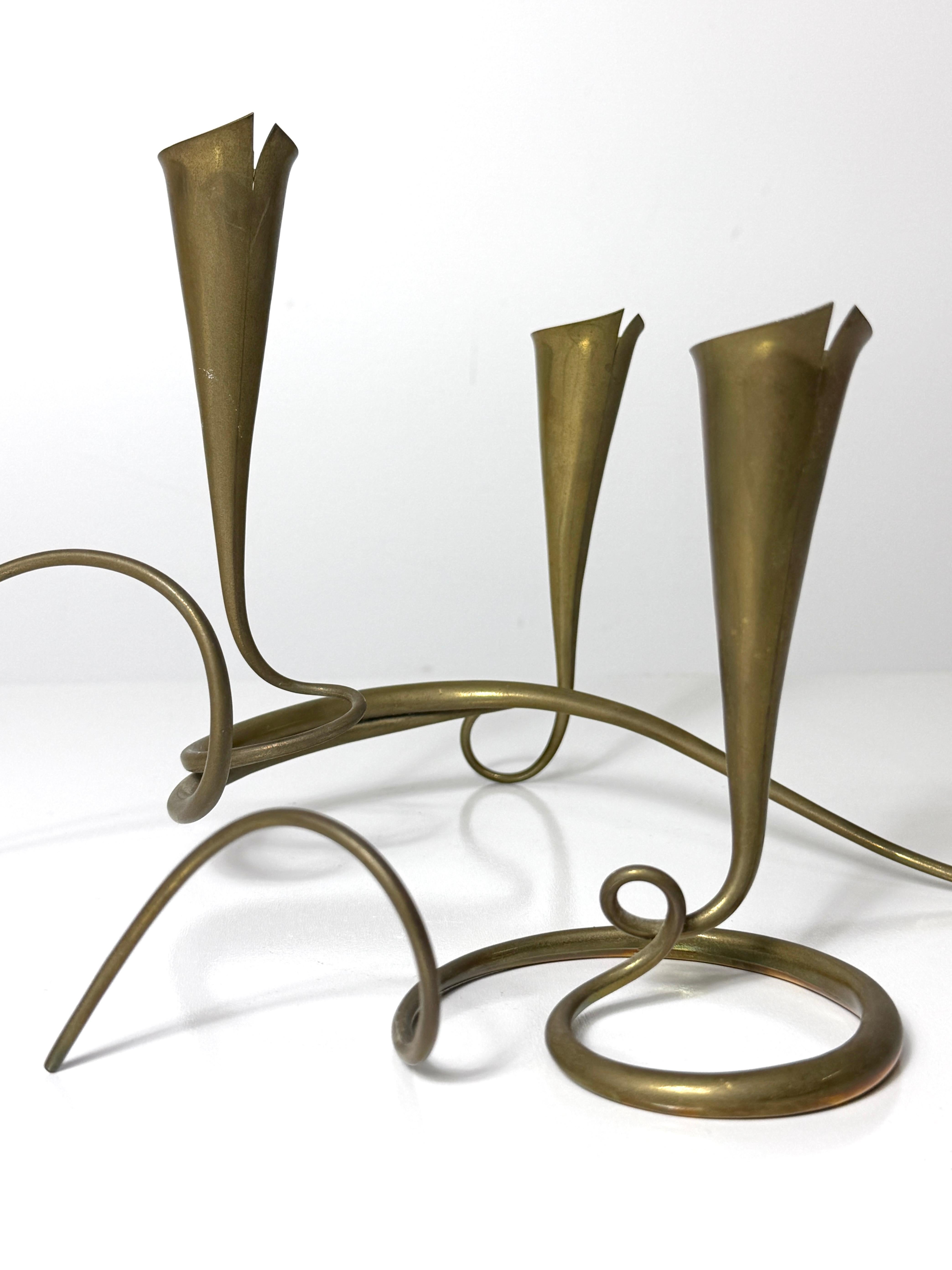 Portacandele scultorei d'ottone a forma libera di Daniel Miller - Una coppia in vendita 2