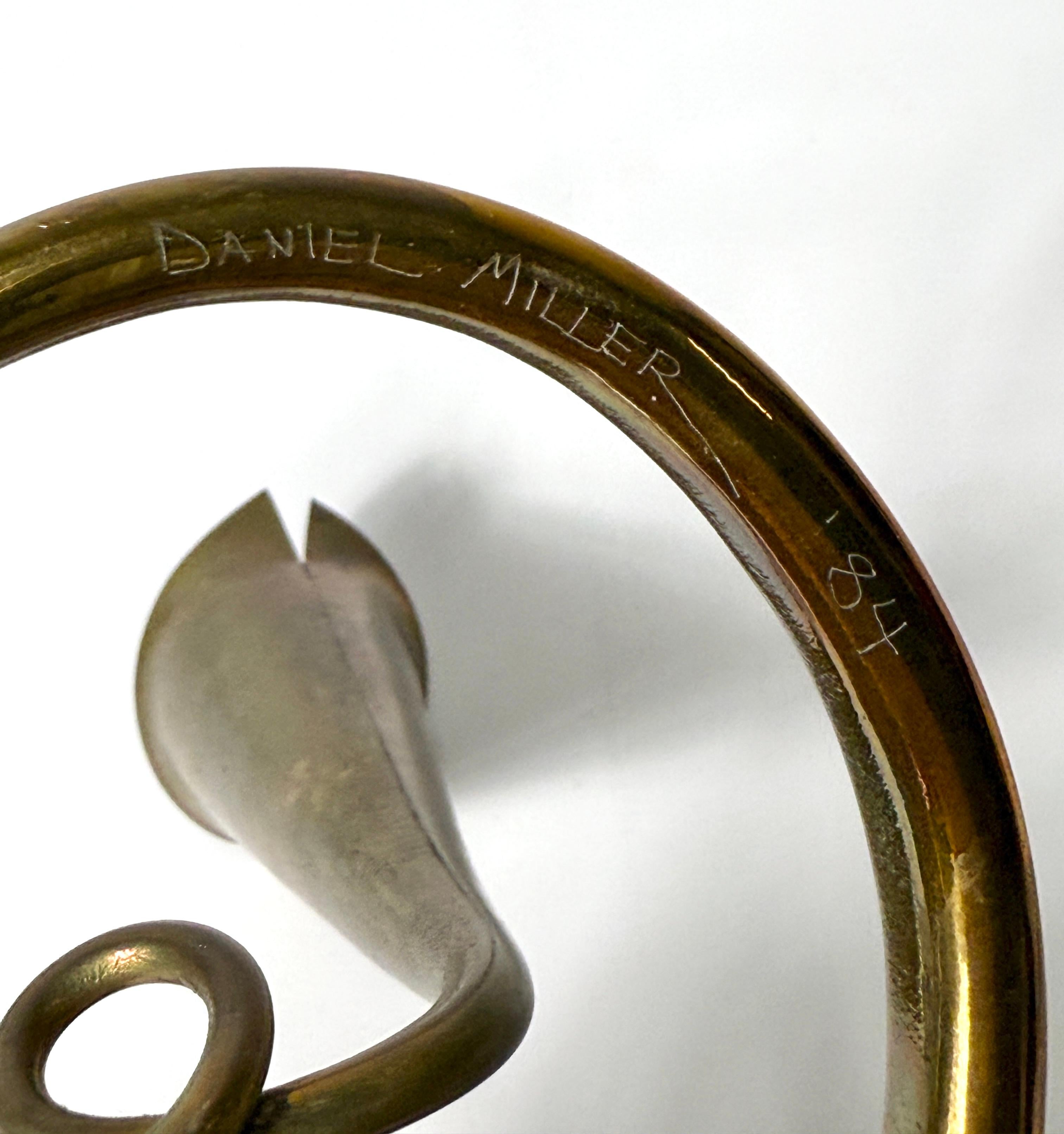 Portacandele scultorei d'ottone a forma libera di Daniel Miller - Una coppia in vendita 4