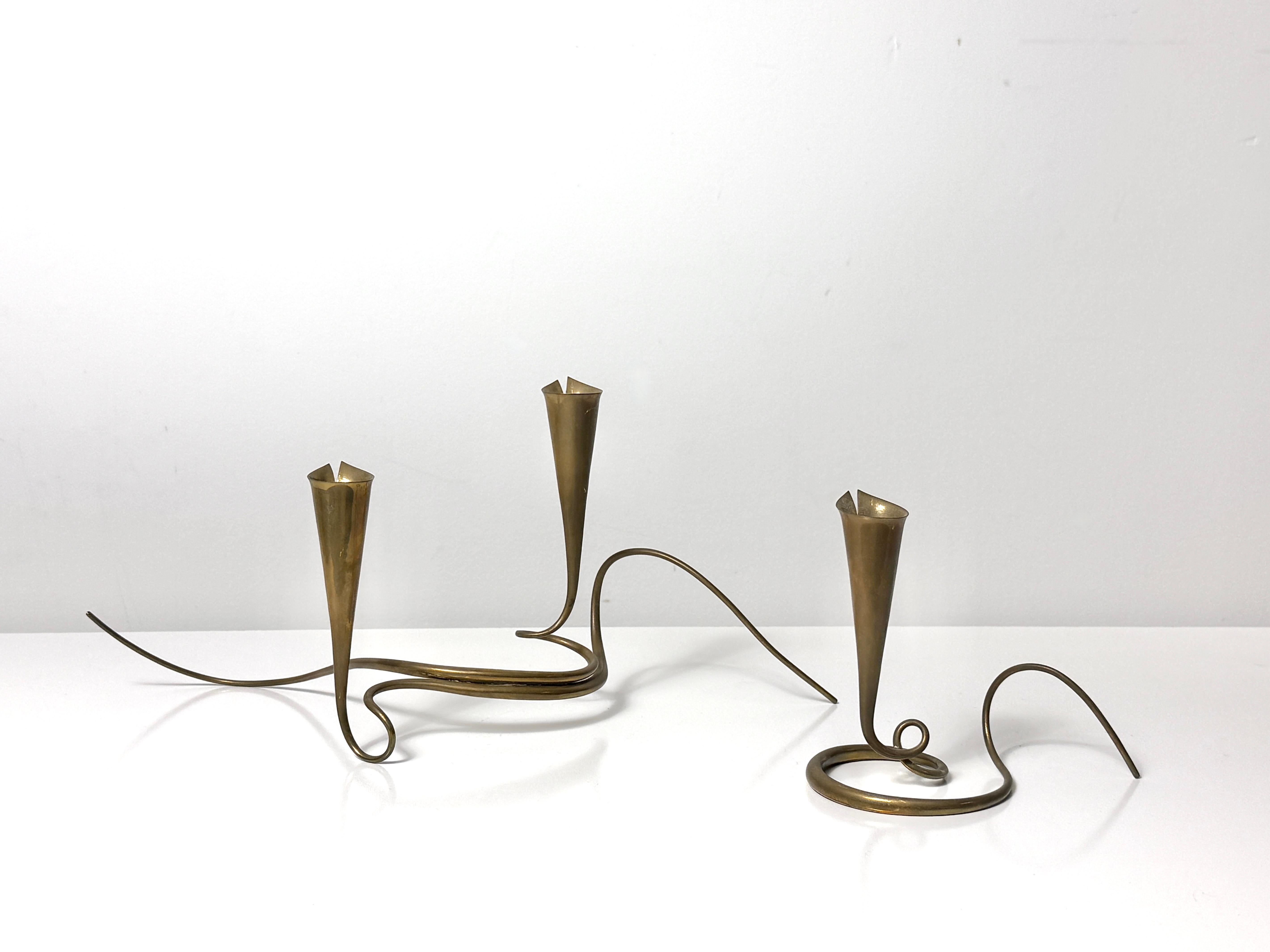 Coppia di singolari portacandele in ottone dell'artista americano Daniel Miller
1984

Un delicato design a forma libera in ottone arrotolato che confluisce senza soluzione di continuità in portacandele conici.
Il set comprende un candelabro a due