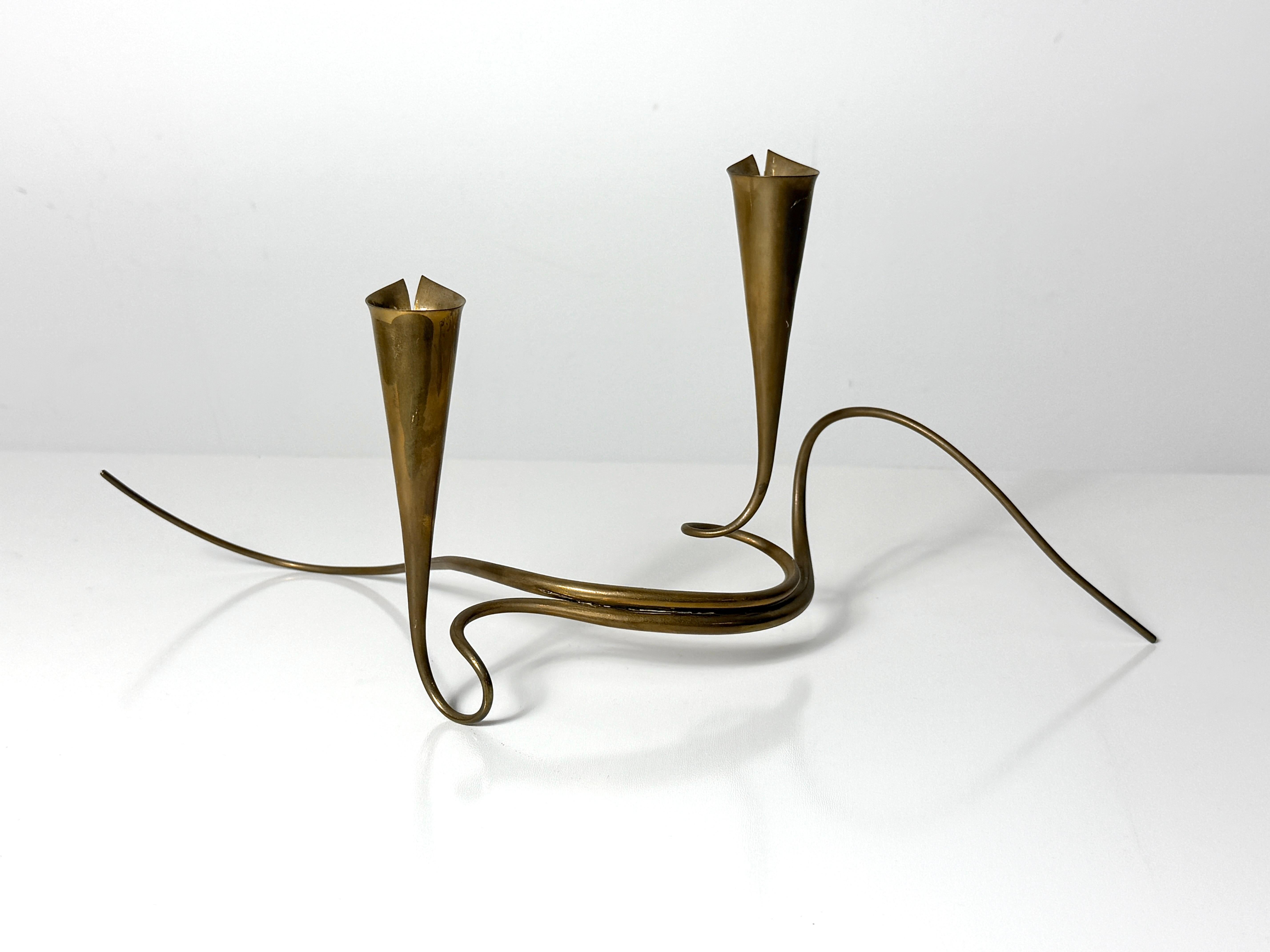 Moderno Portacandele scultorei d'ottone a forma libera di Daniel Miller - Una coppia in vendita