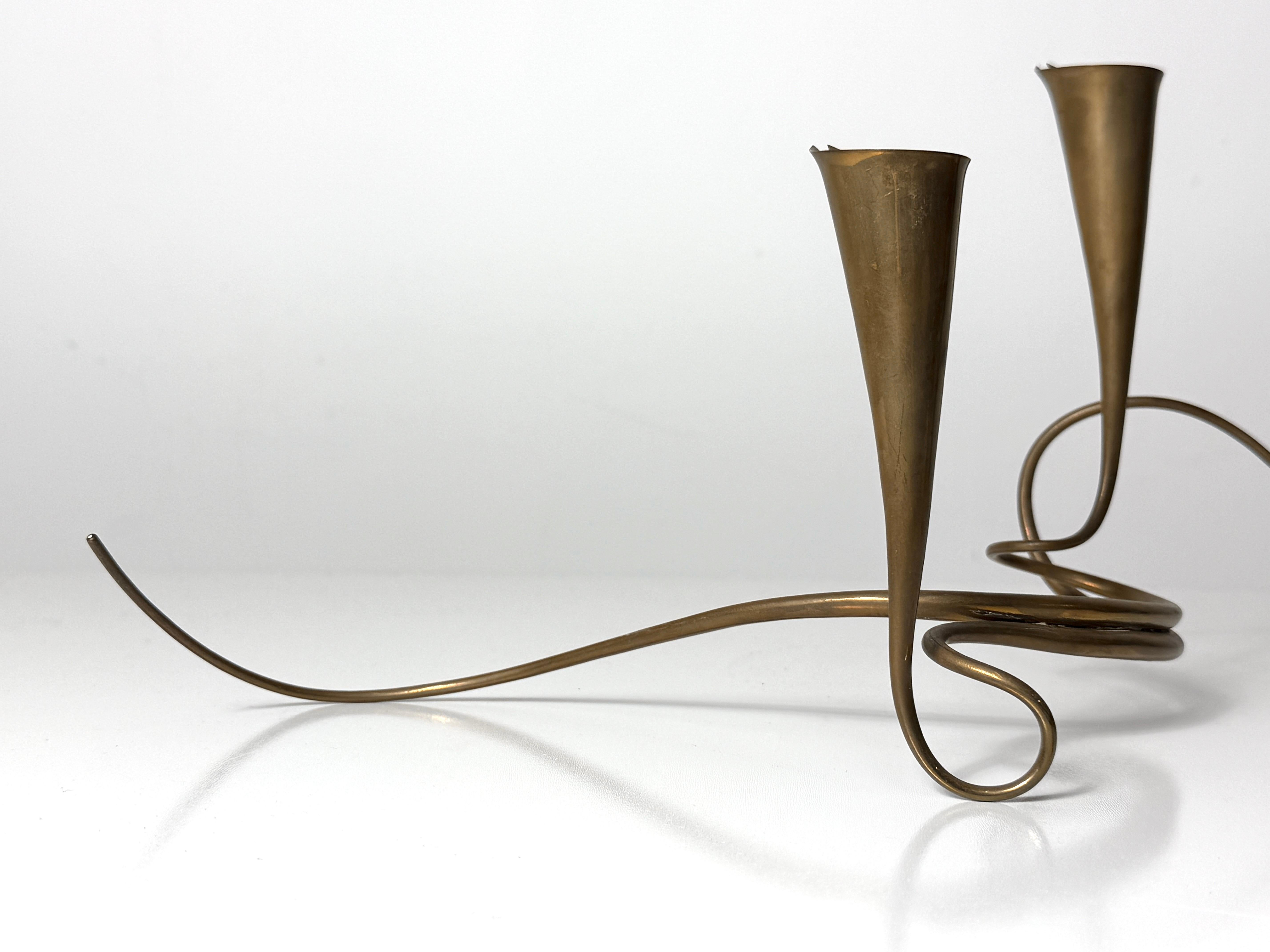 Americano Portacandele scultorei d'ottone a forma libera di Daniel Miller - Una coppia in vendita