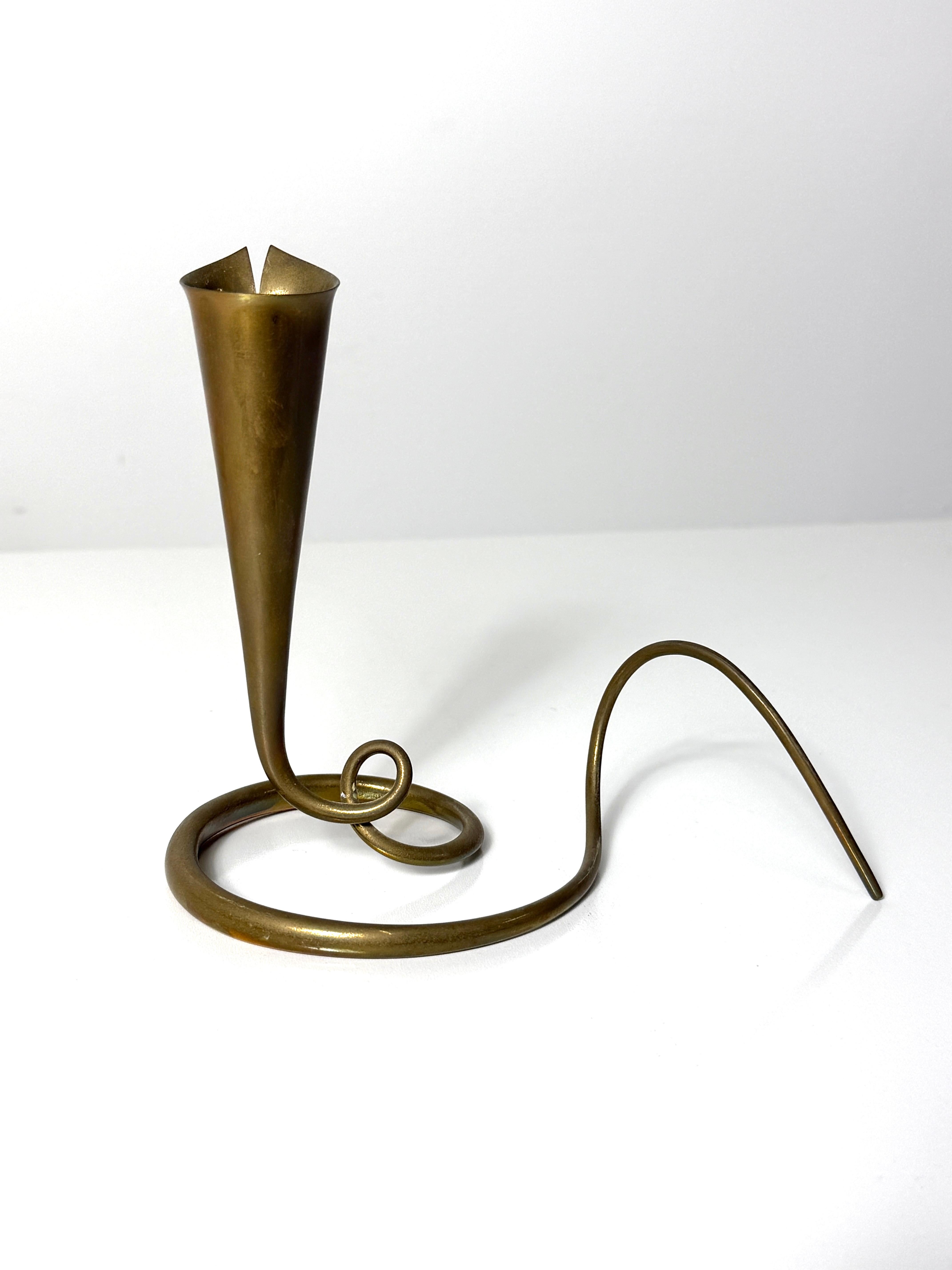 XX secolo Portacandele scultorei d'ottone a forma libera di Daniel Miller - Una coppia in vendita