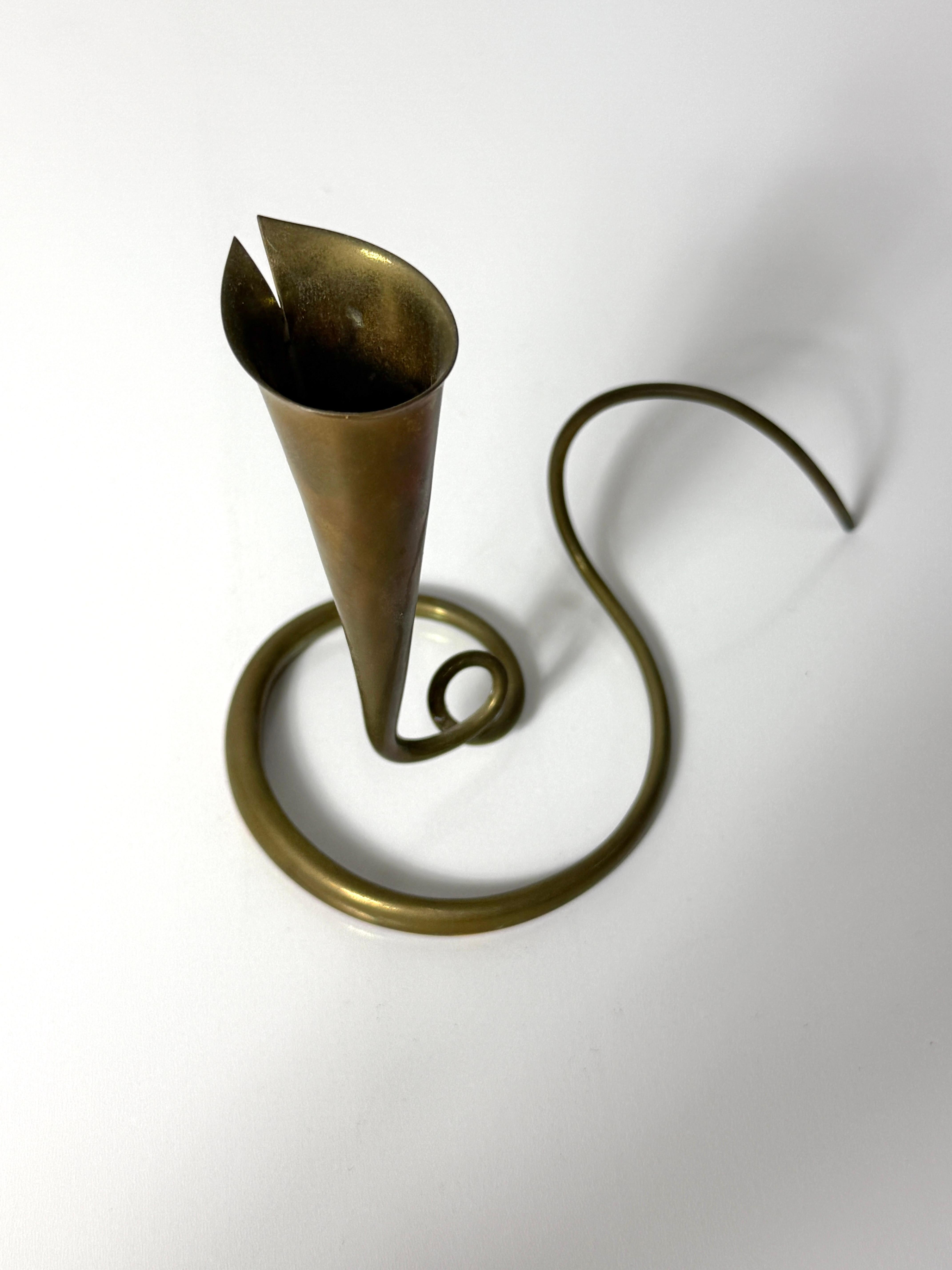 Ottone Portacandele scultorei d'ottone a forma libera di Daniel Miller - Una coppia in vendita