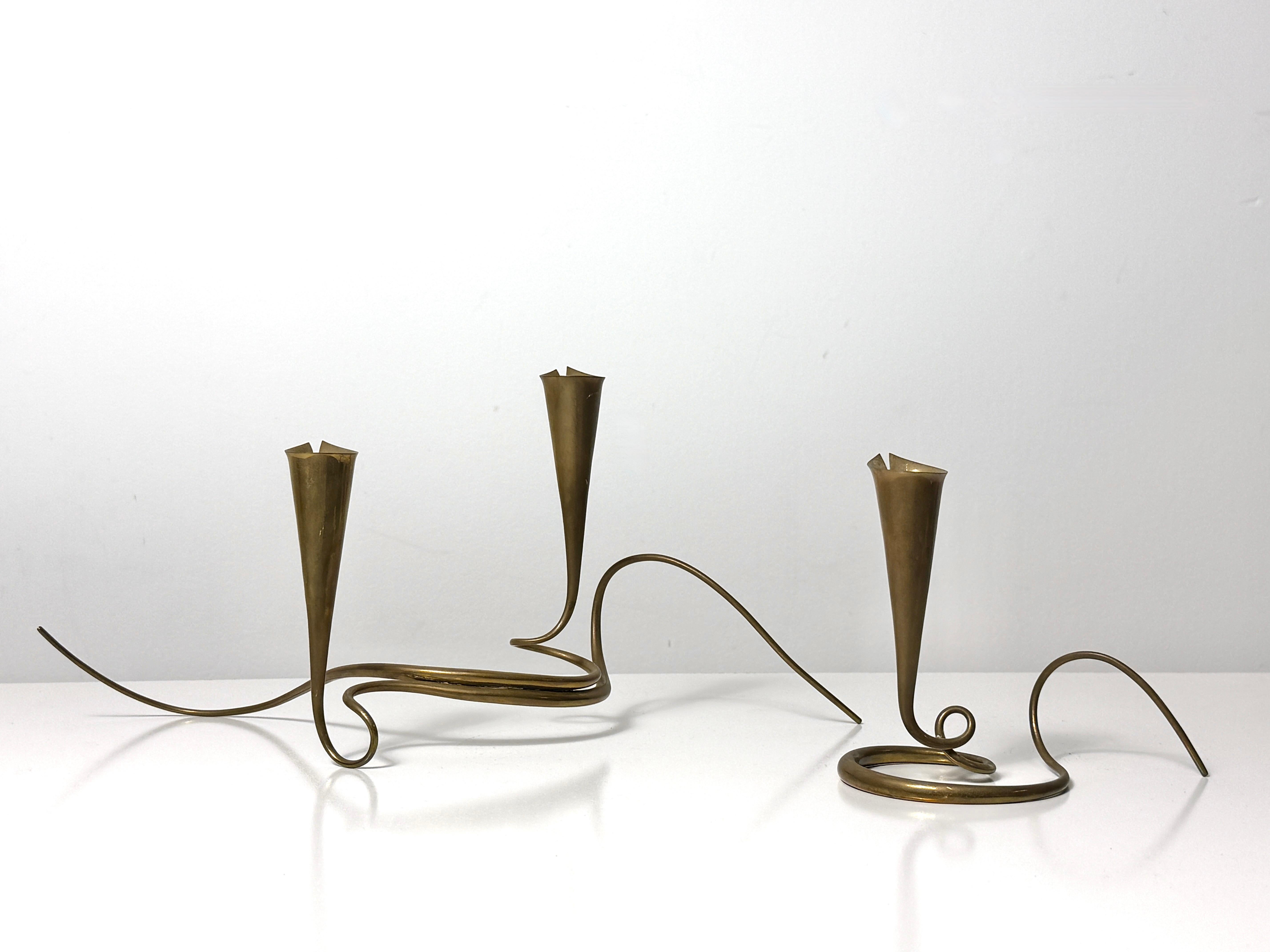 Portacandele scultorei d'ottone a forma libera di Daniel Miller - Una coppia in vendita 1