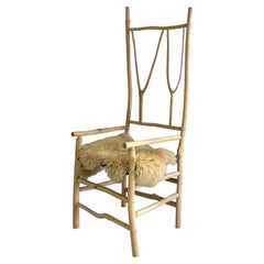 Silla alta de ramita hecha a mano por artistas Studio Craft + asiento de tablero de ajedrez tejido + piel de oveja