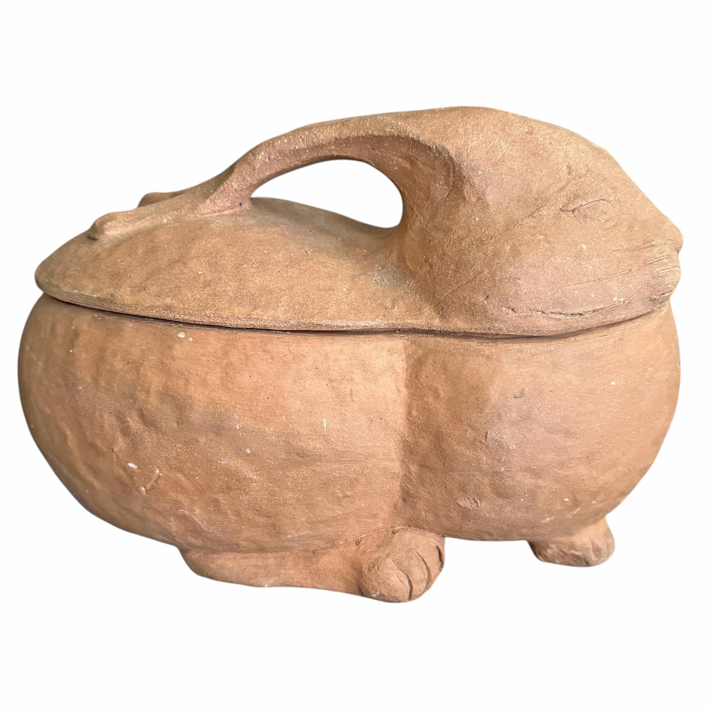 Arte popolare Scatola per conigli in terracotta fatta da un artista in vendita