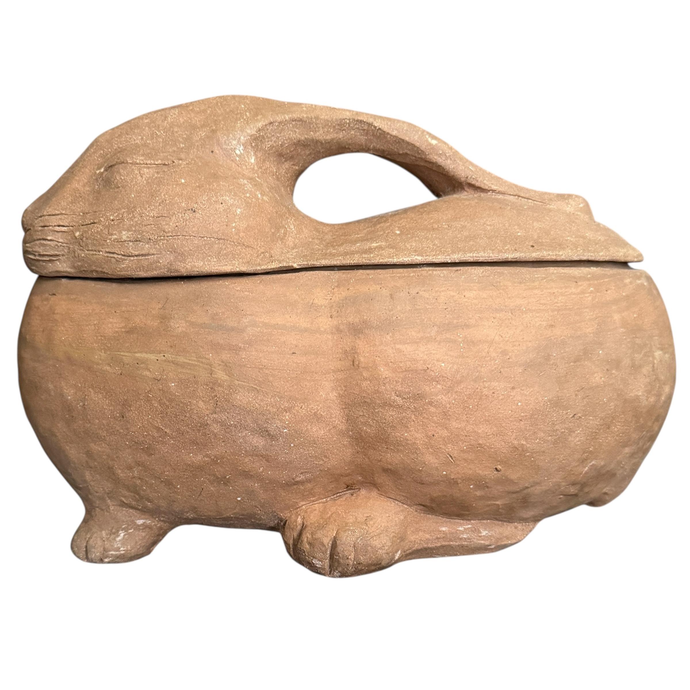 Scatola per conigli in terracotta fatta da un artista In condizioni buone in vendita a Chicago, IL