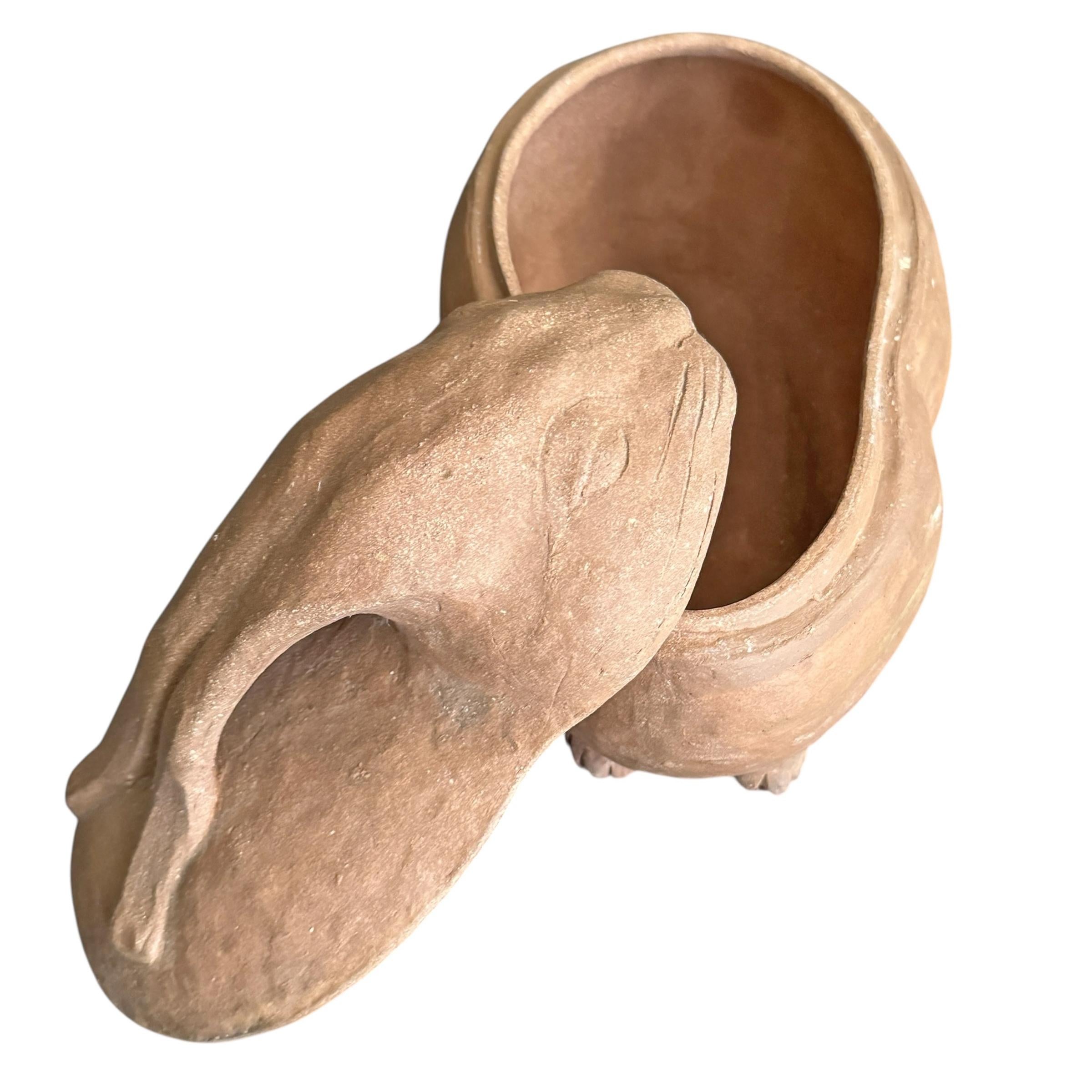 Scatola per conigli in terracotta fatta da un artista in vendita 1