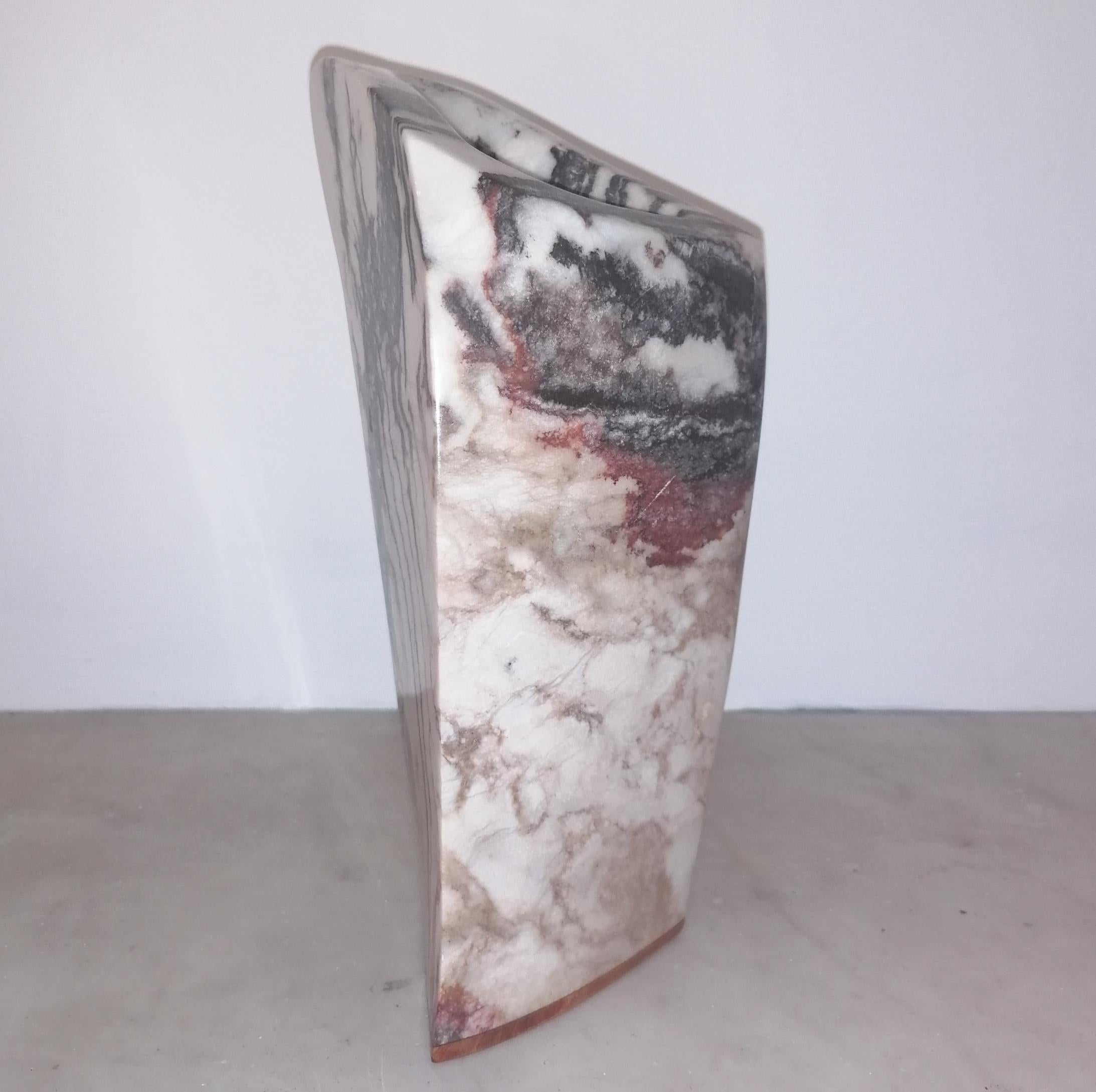 Questo bellissimo vaso scultoreo e tattile è un pezzo unico realizzato da un artista... purtroppo non sono riuscito a identificare il marchio del produttore. L'abbiamo acquistata a Phoenix, in Arizona, insieme a due vasi con coperchio dello stesso