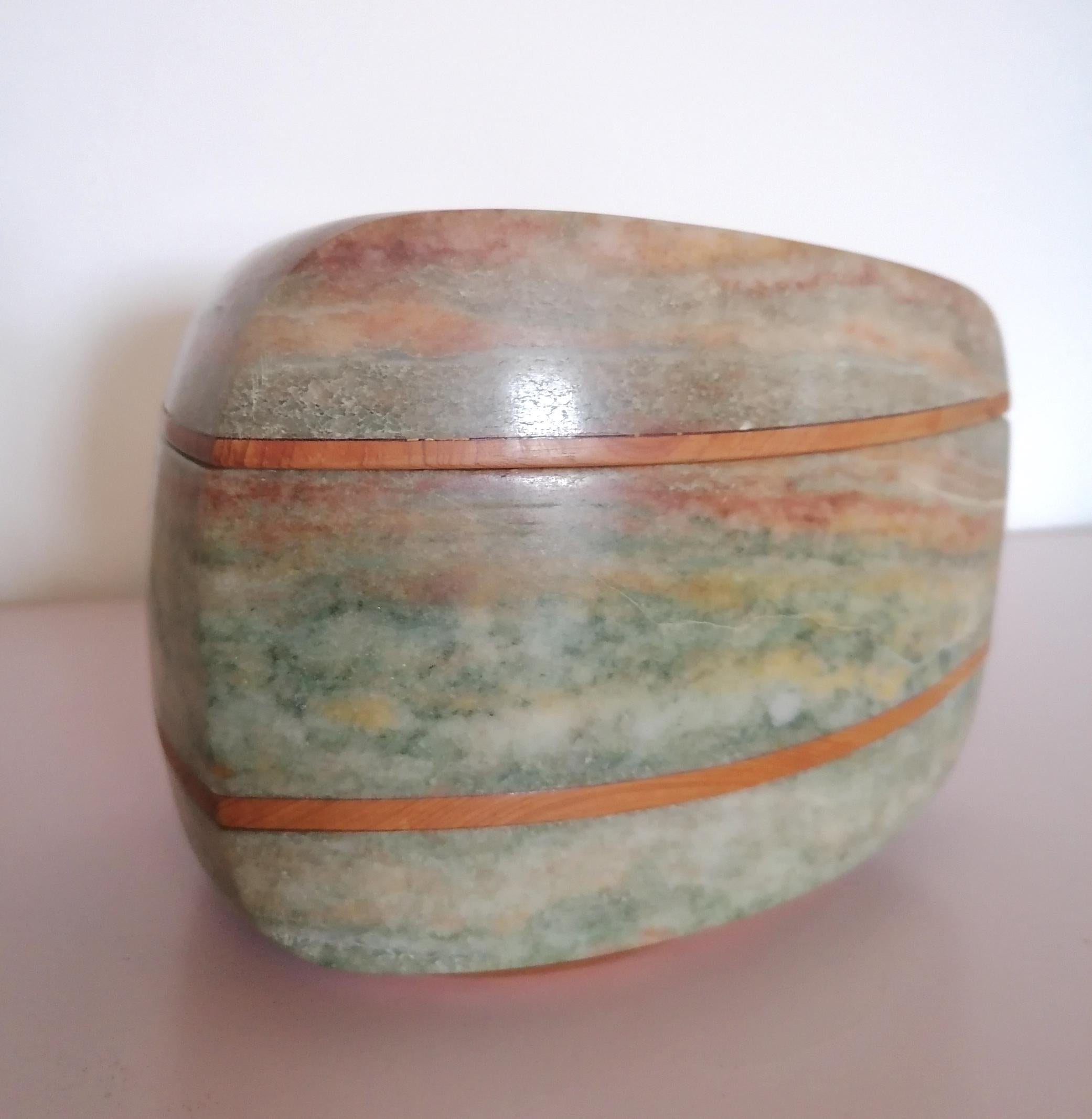 Artist-Made Vintage Onyx / Agate & Walnut Lidded Vessel Box, Signed & Dated 1986 In Good Condition For Sale In Hastings, GB