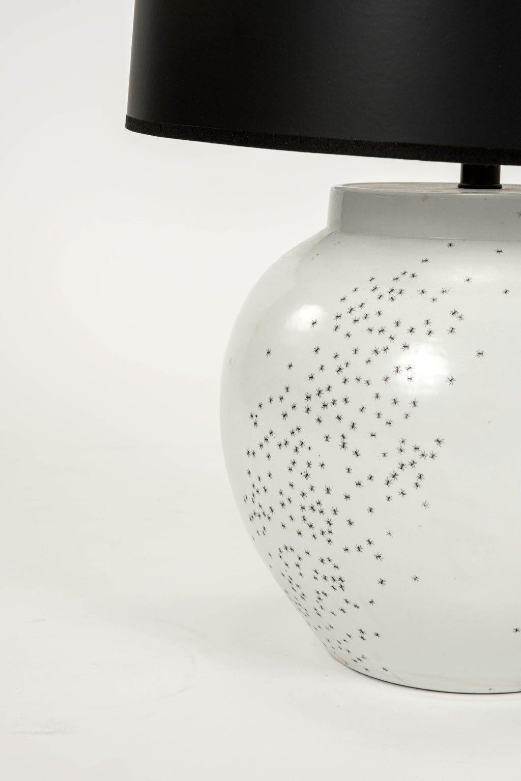 Künstler-Made-Lampe „Ant“ aus weißer Keramik (Moderne) im Angebot