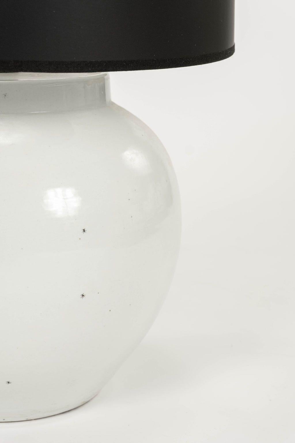 Künstler-Made-Lampe „Ant“ aus weißer Keramik (Gemalt) im Angebot