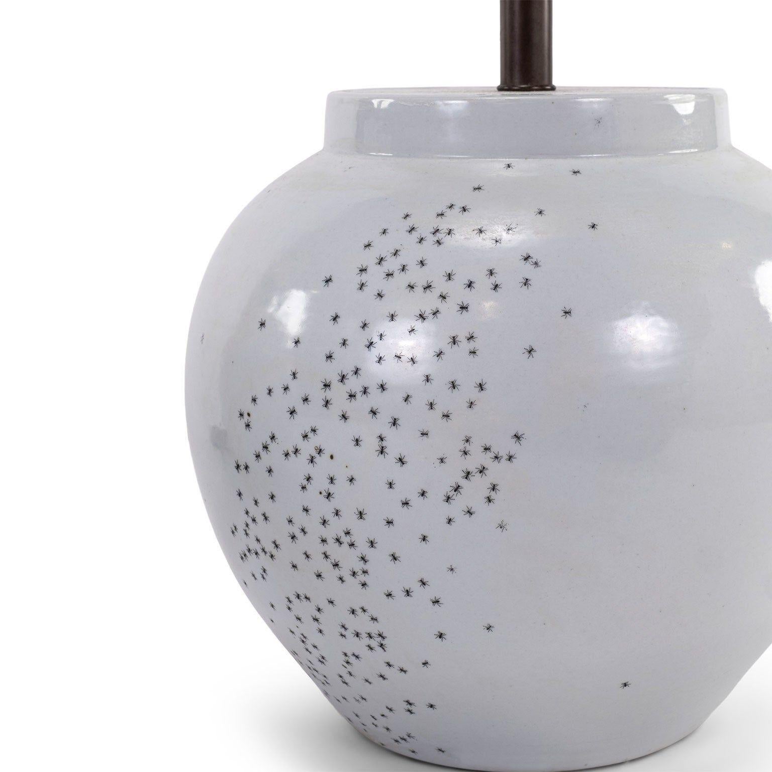 Künstler-Made-Lampe „Ant“ aus weißer Keramik (21. Jahrhundert und zeitgenössisch) im Angebot