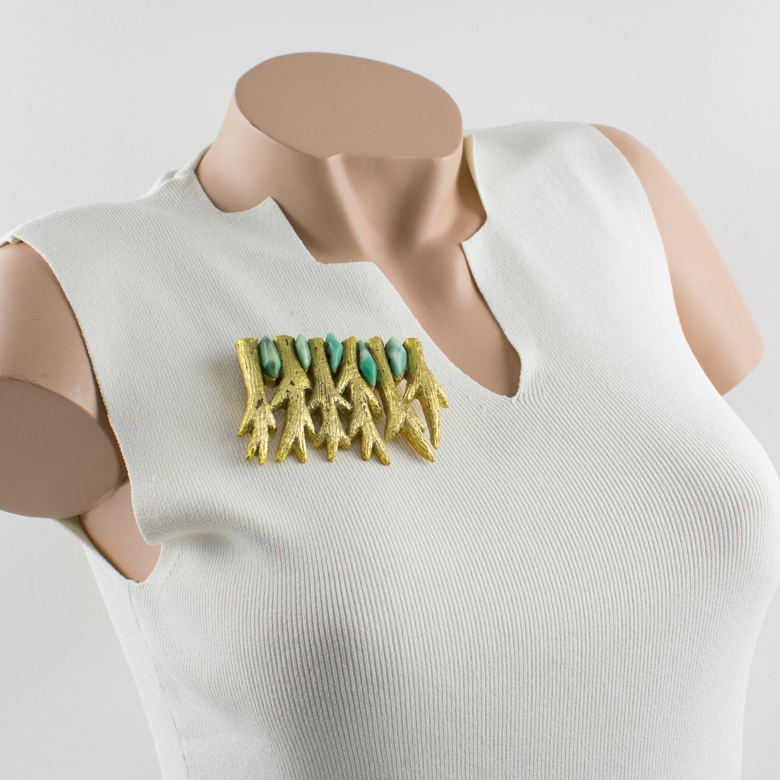 L'artista della Bay Area Mary Oros ha creato questa splendida spilla oversize negli anni '80. La spilla presenta dei rami dal sapore organico modellati in resina fusa con un rivestimento in metallo dorato e sormontati da cabochon in resina turchese,