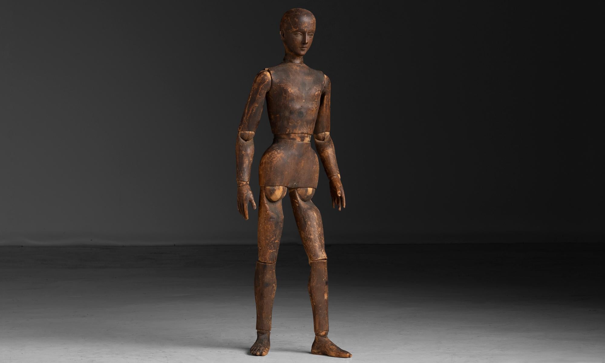 Artistics Model, 37 inches tall
Angleterre vers 1880
Figurine en pin au visage délicatement sculpté et aux membres réglables.
11 