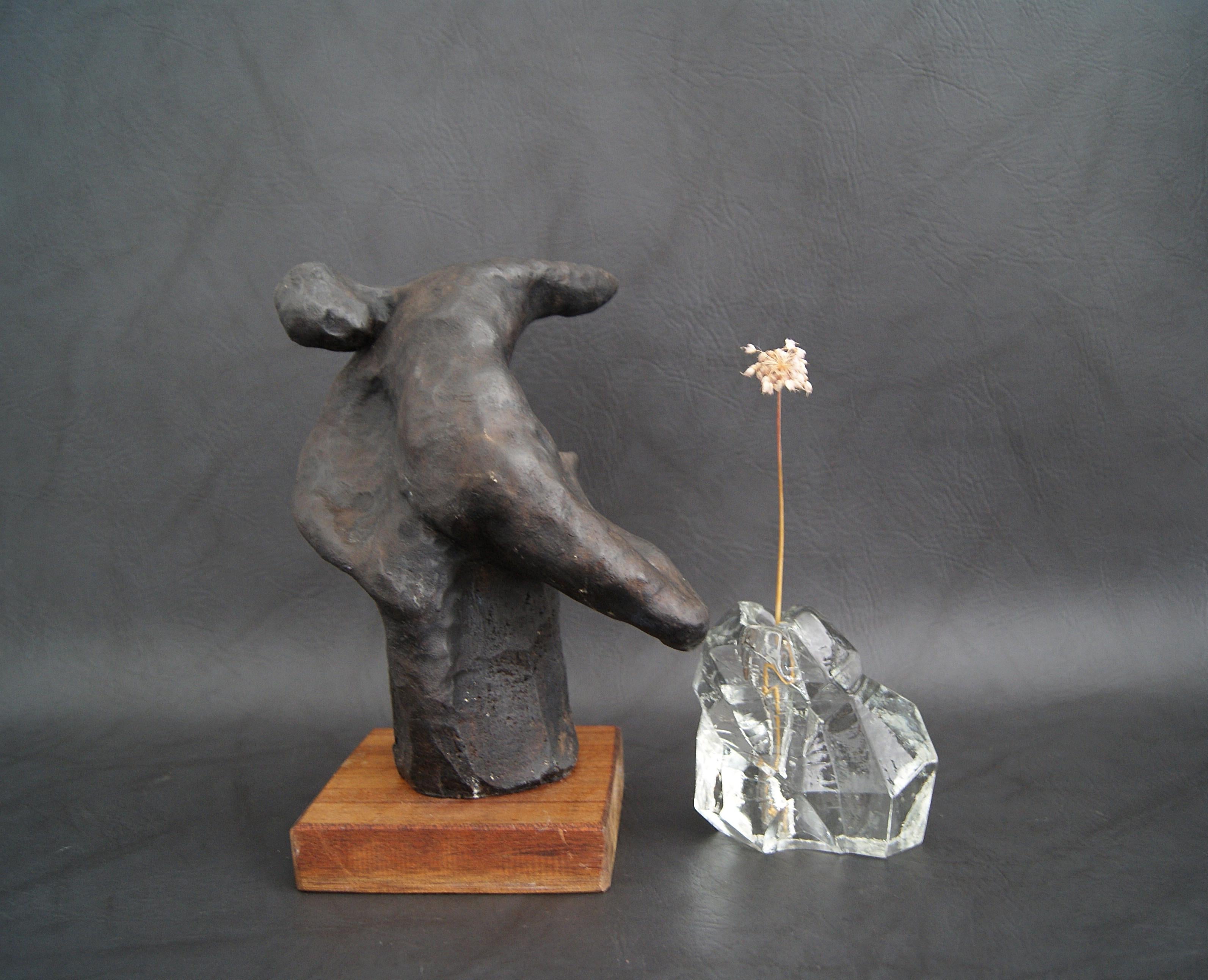 Gips-Skulptur des Künstlers, Bronzeskulptur mit Patina auf einem Holzsockel, abstrakte Kunst im Angebot 4
