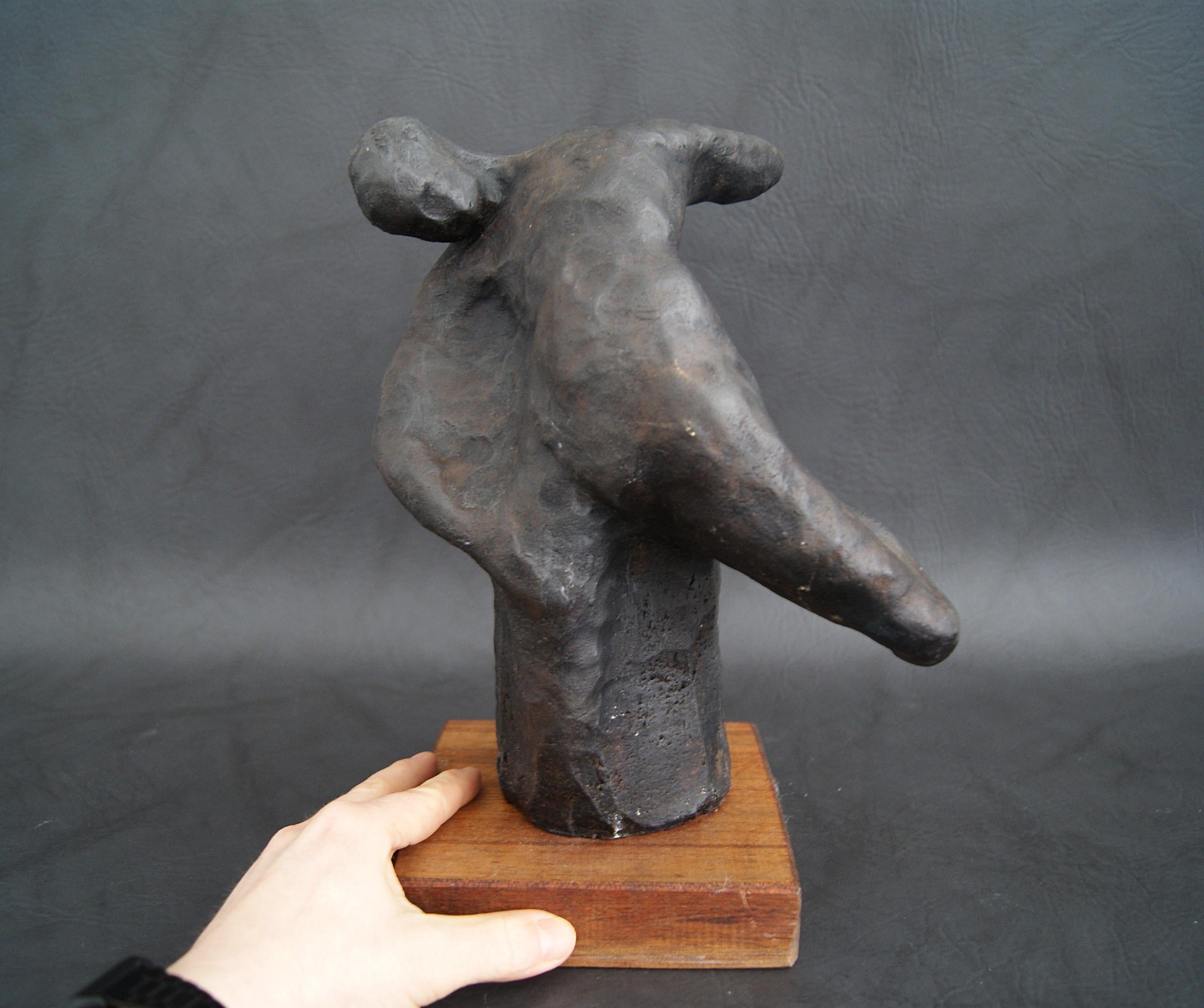 Hand-formed sculpture made of plaster of paris with patinated bronze on a wooden base. The plaster figure is from the German artist TADÄUS from the series formless body shapes from 2002. A very decorative individual piece that invites you to