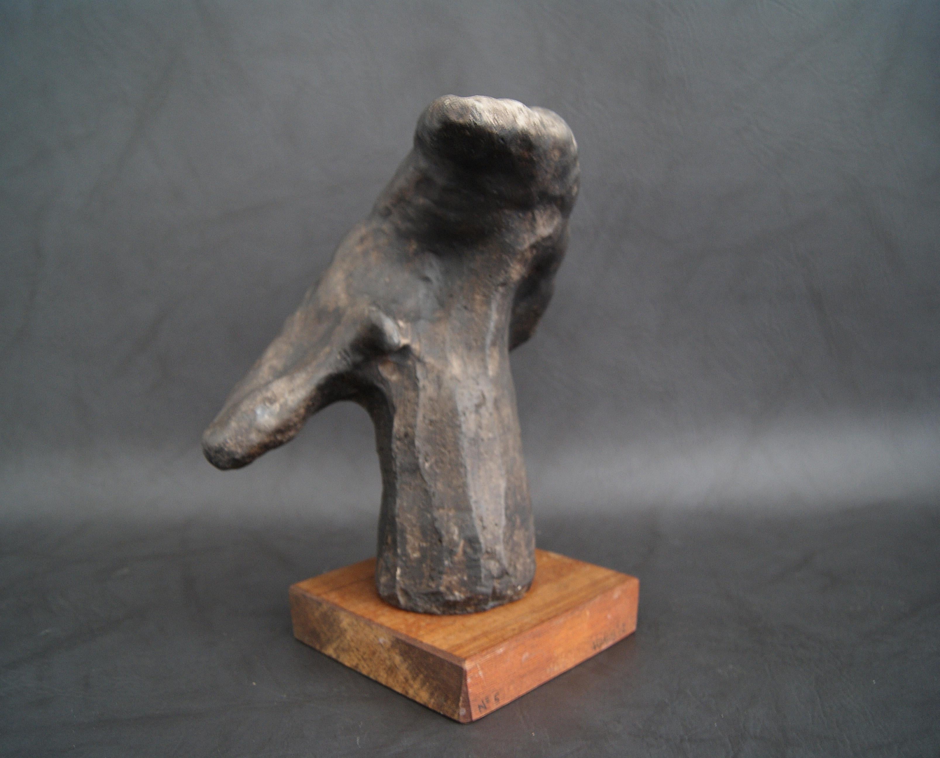 Gips-Skulptur des Künstlers, Bronzeskulptur mit Patina auf einem Holzsockel, abstrakte Kunst (Deutsch) im Angebot