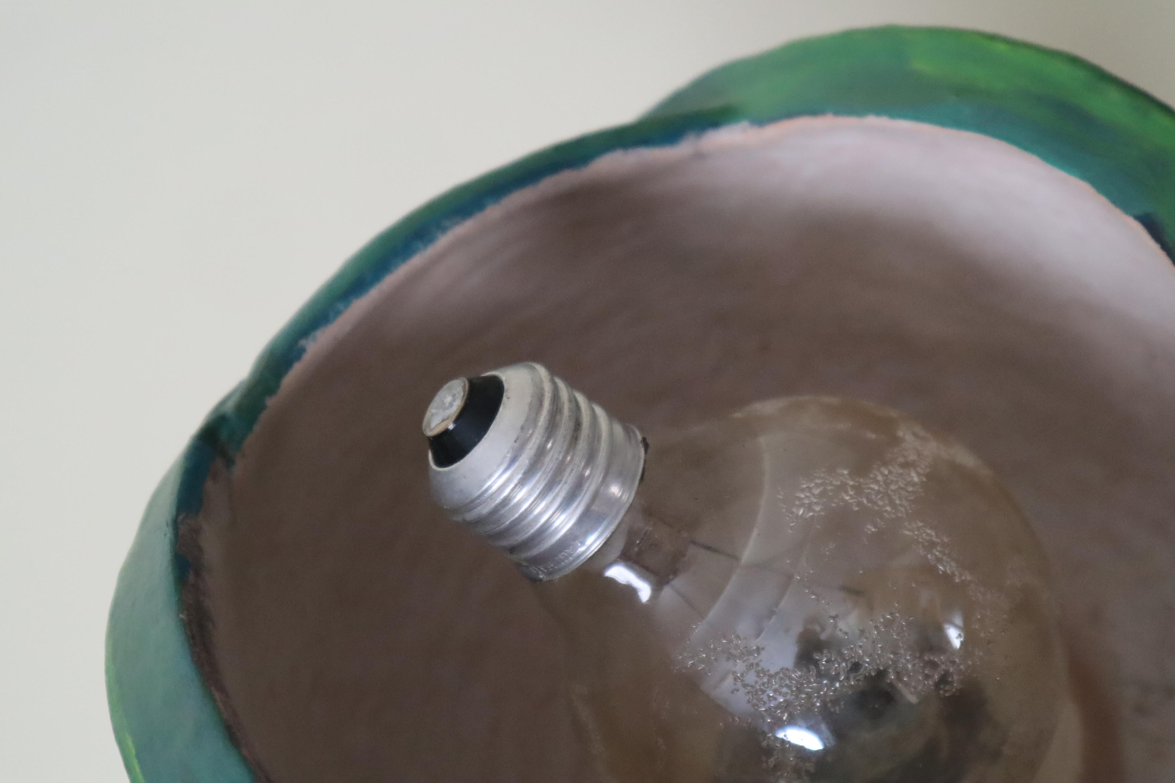 Artistics  Lampe de table en poterie Deux femmes nues tenant un pavot à opium en vente 3