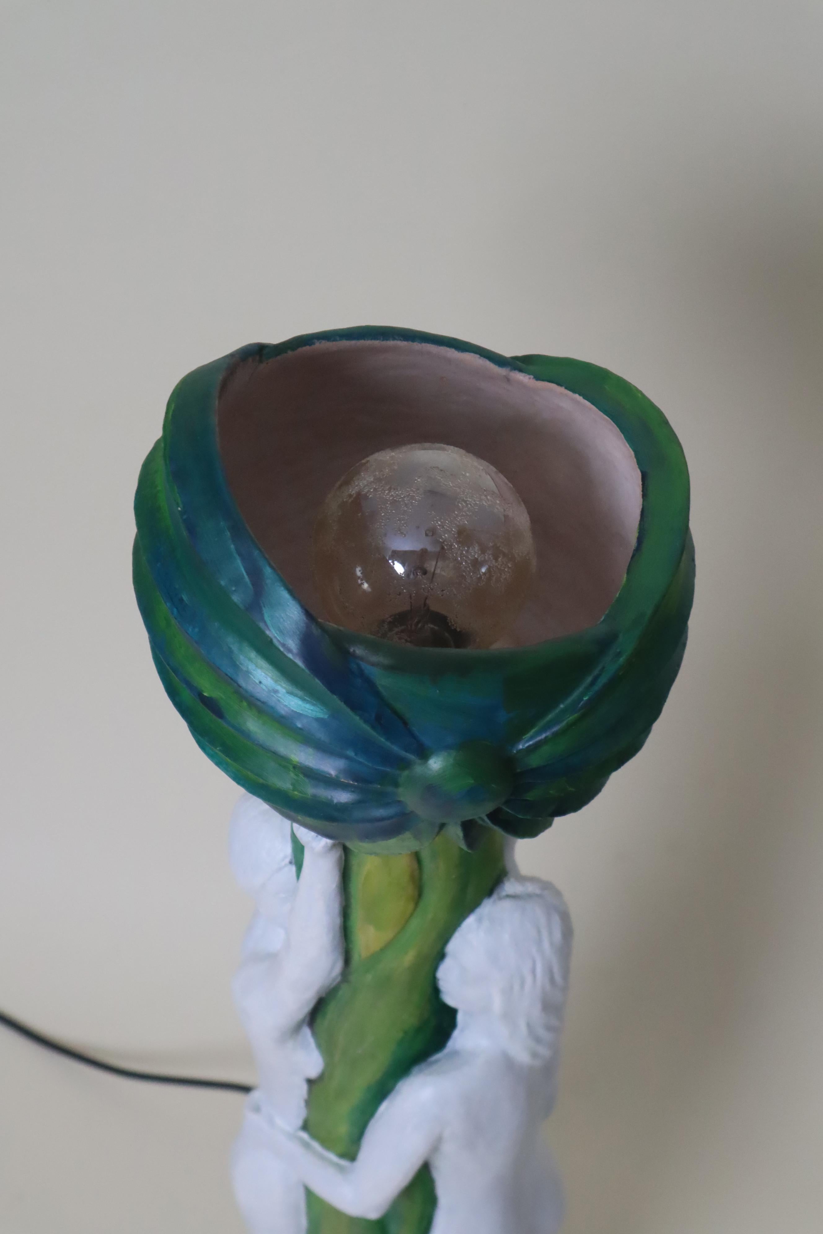 Artistics  Lampe de table en poterie Deux femmes nues tenant un pavot à opium en vente 4