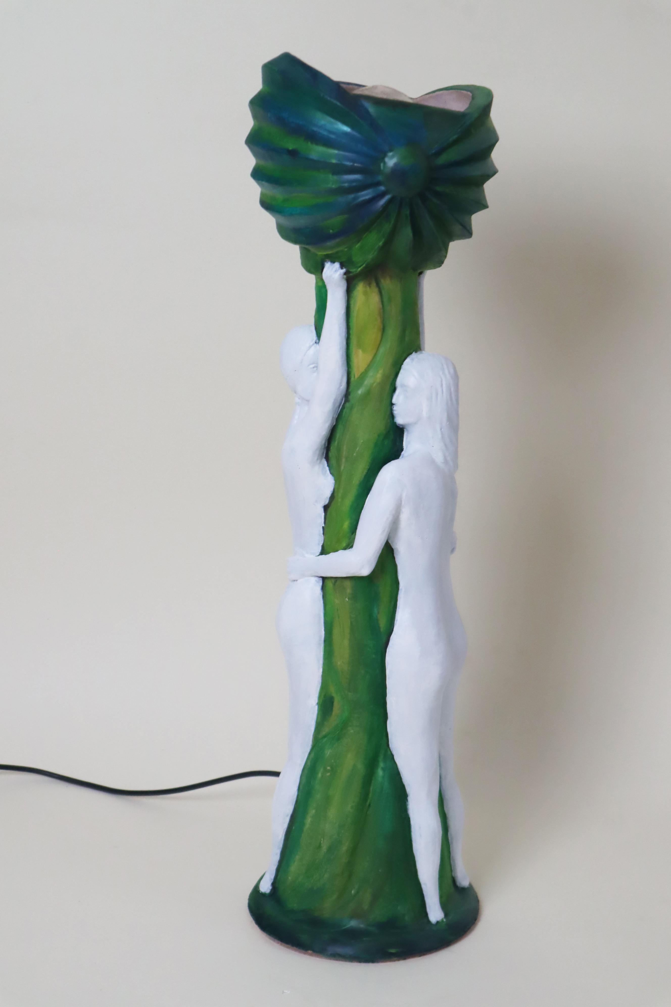 Artistics  Lampe de table en poterie Deux femmes nues tenant un pavot à opium en vente 5