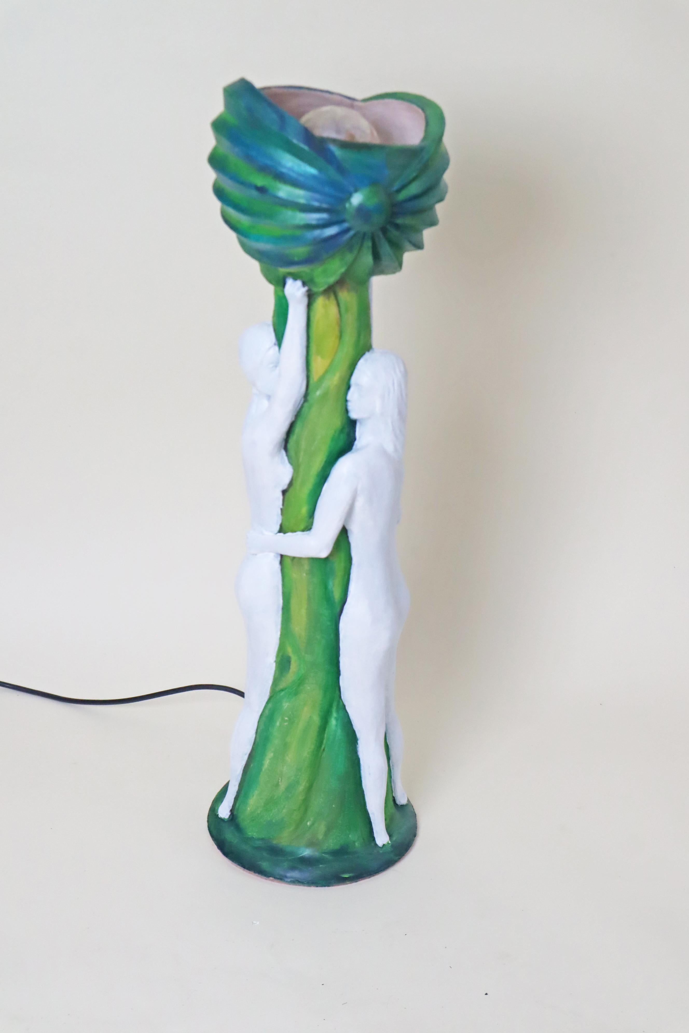 Artistics  Lampe de table en poterie Deux femmes nues tenant un pavot à opium en vente 6