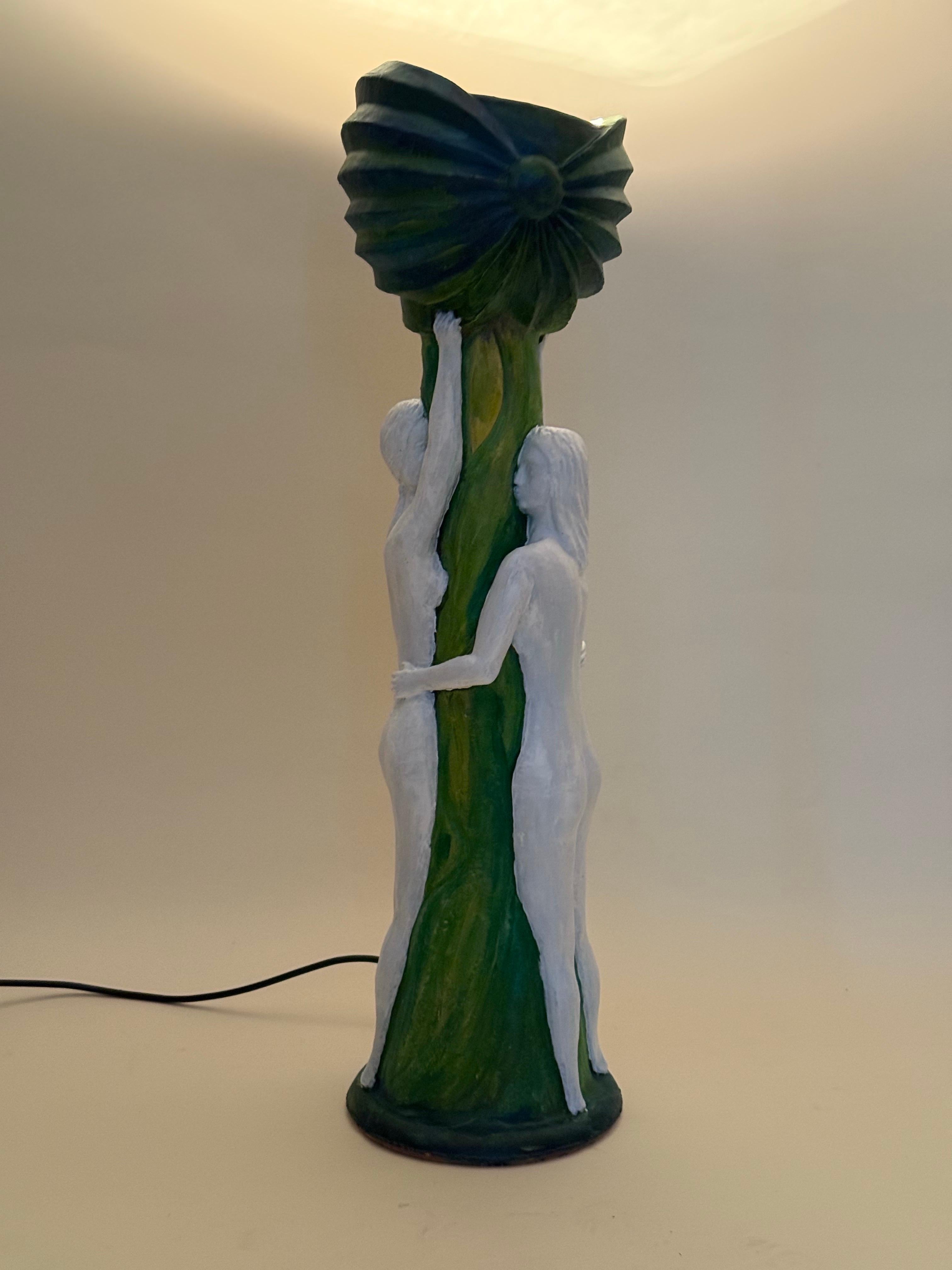 Artistics  Lampe de table en poterie Deux femmes nues tenant un pavot à opium en vente 7