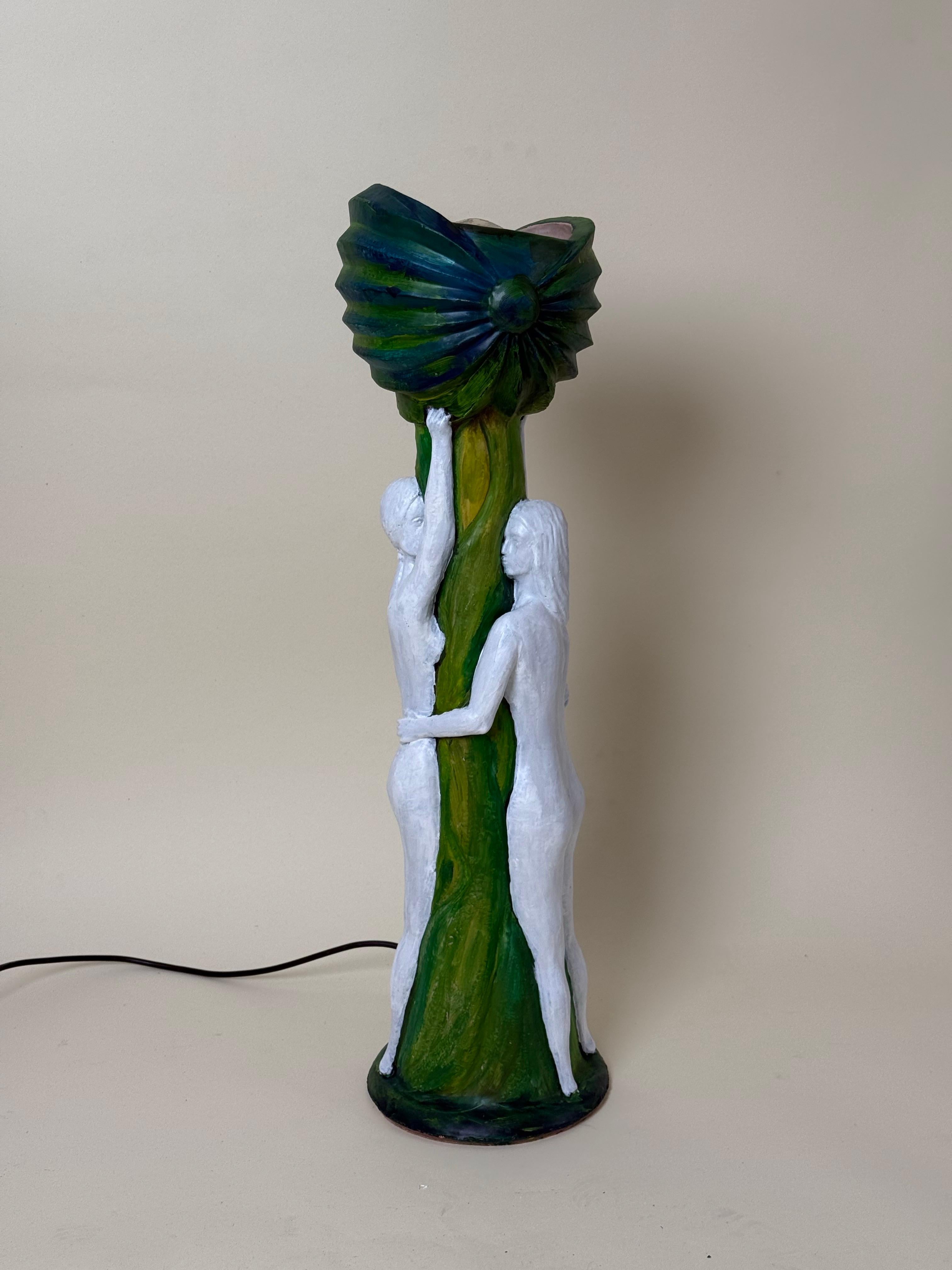 Artistics  Lampe de table en poterie Deux femmes nues tenant un pavot à opium en vente 8