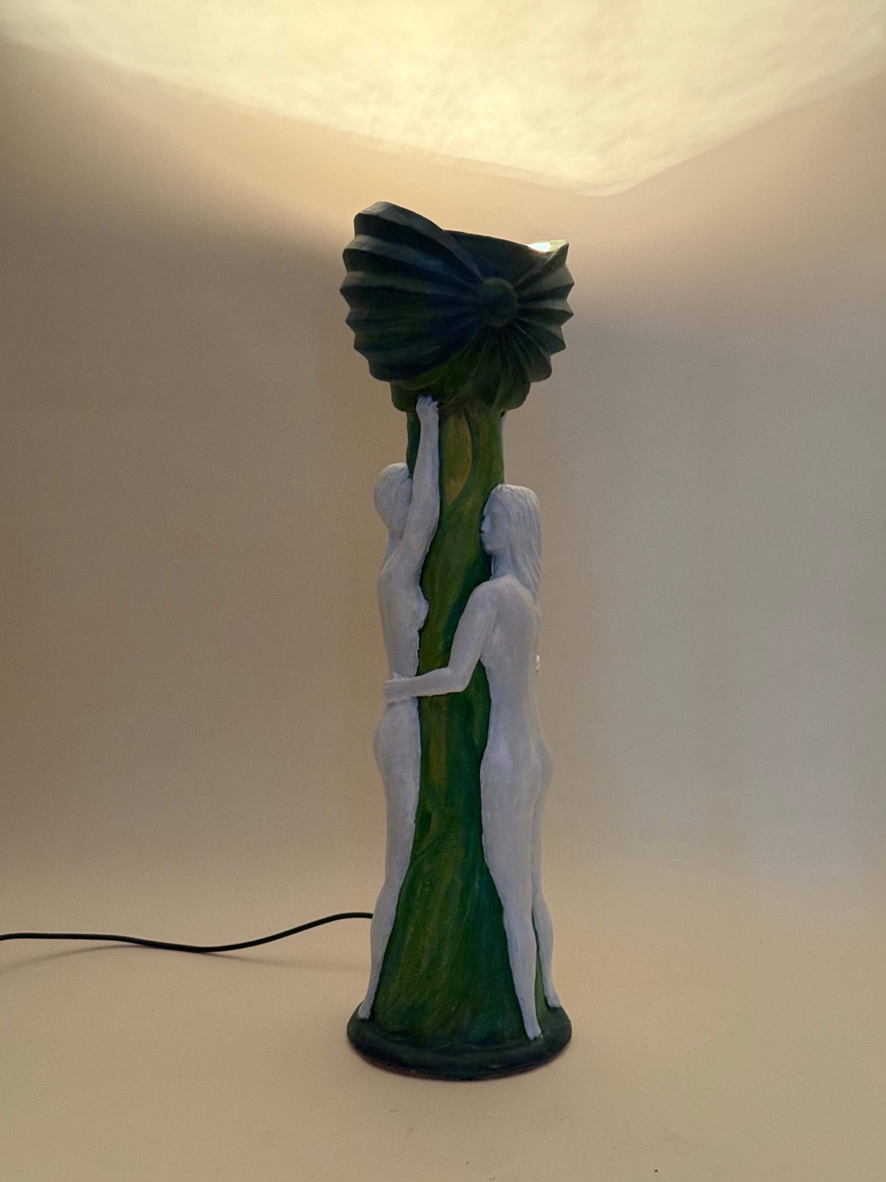 Artistics  Lampe de table en poterie Deux femmes nues tenant un pavot à opium en vente 9